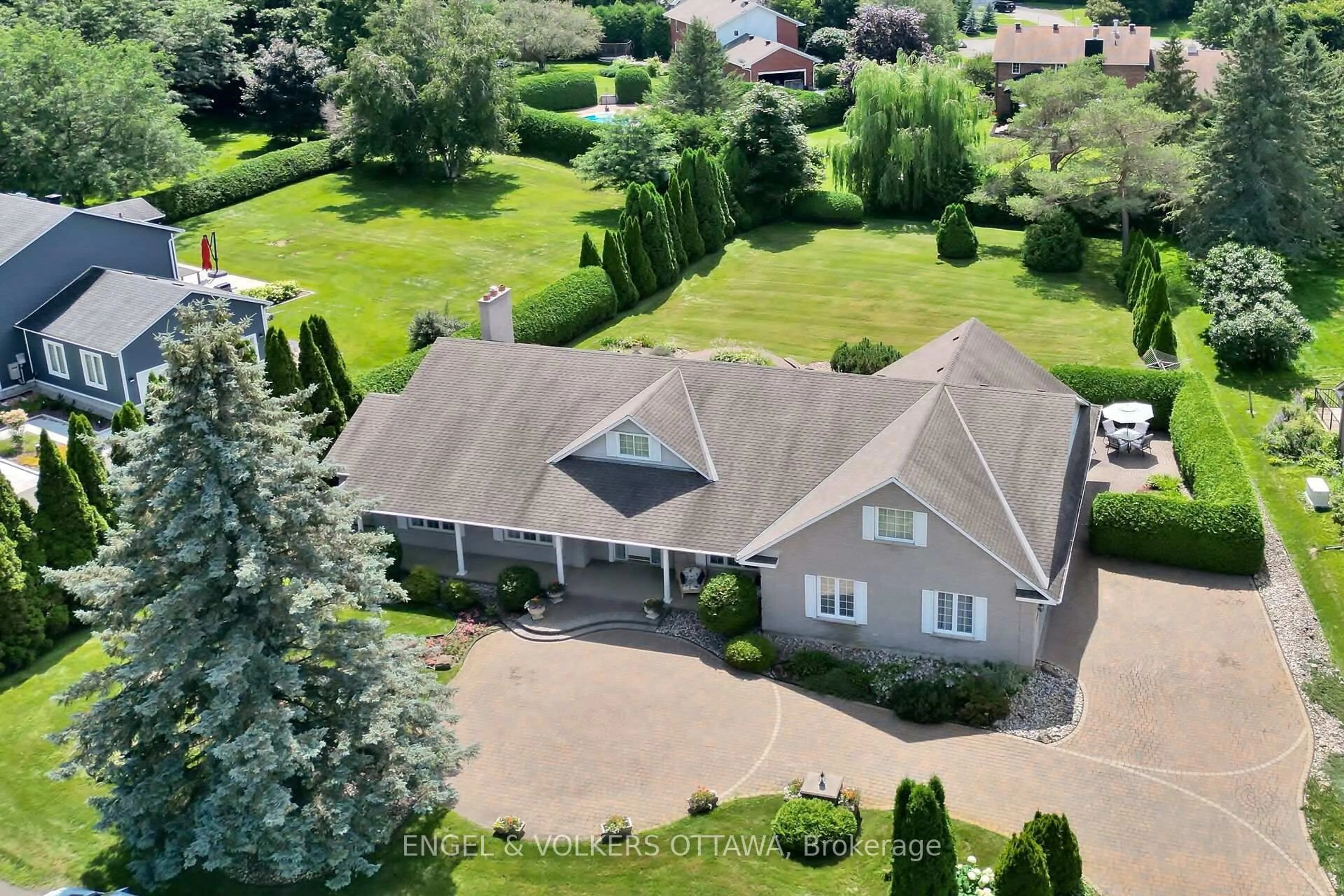 A pic from outside/outdoor area/front of a property/back of a property/a pic from drone, unknown for 5544 SOUTH ISLAND PARK Dr, Ottawa Ontario K4M 1J2