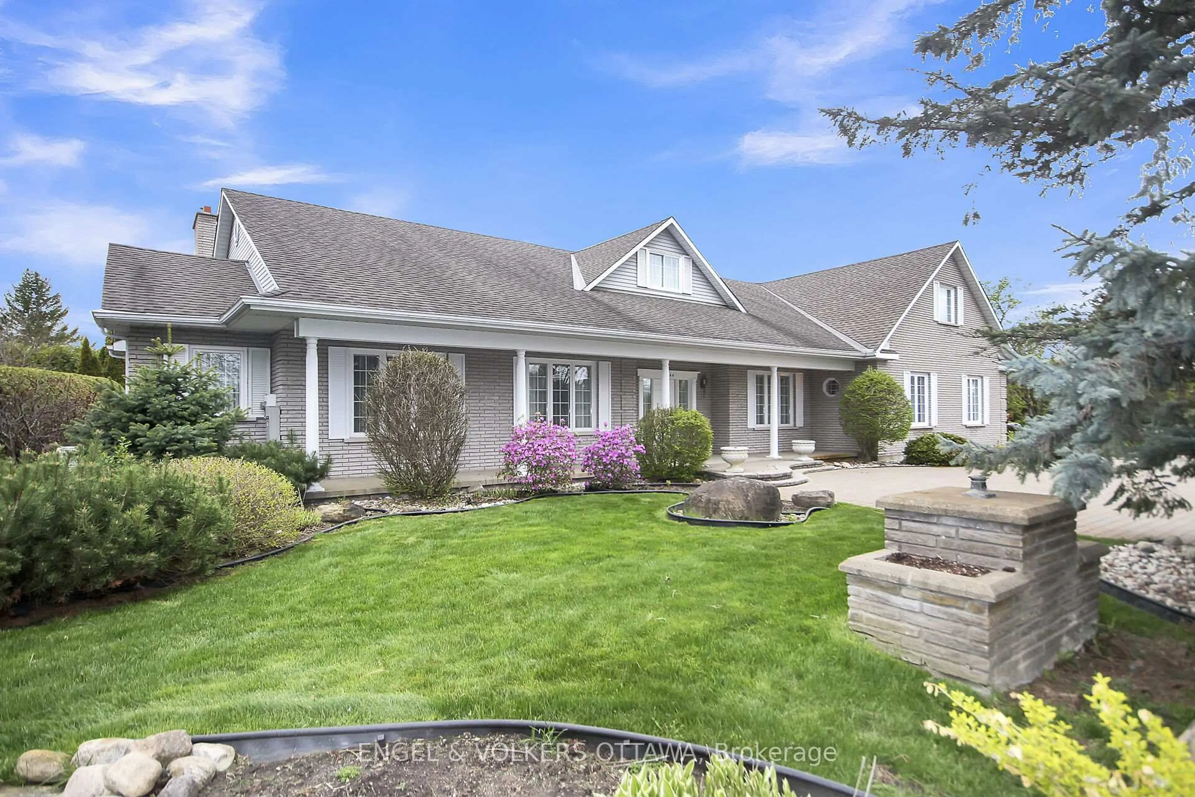 Home with vinyl exterior material, street for 5544 SOUTH ISLAND PARK Dr, Ottawa Ontario K4M 1J2
