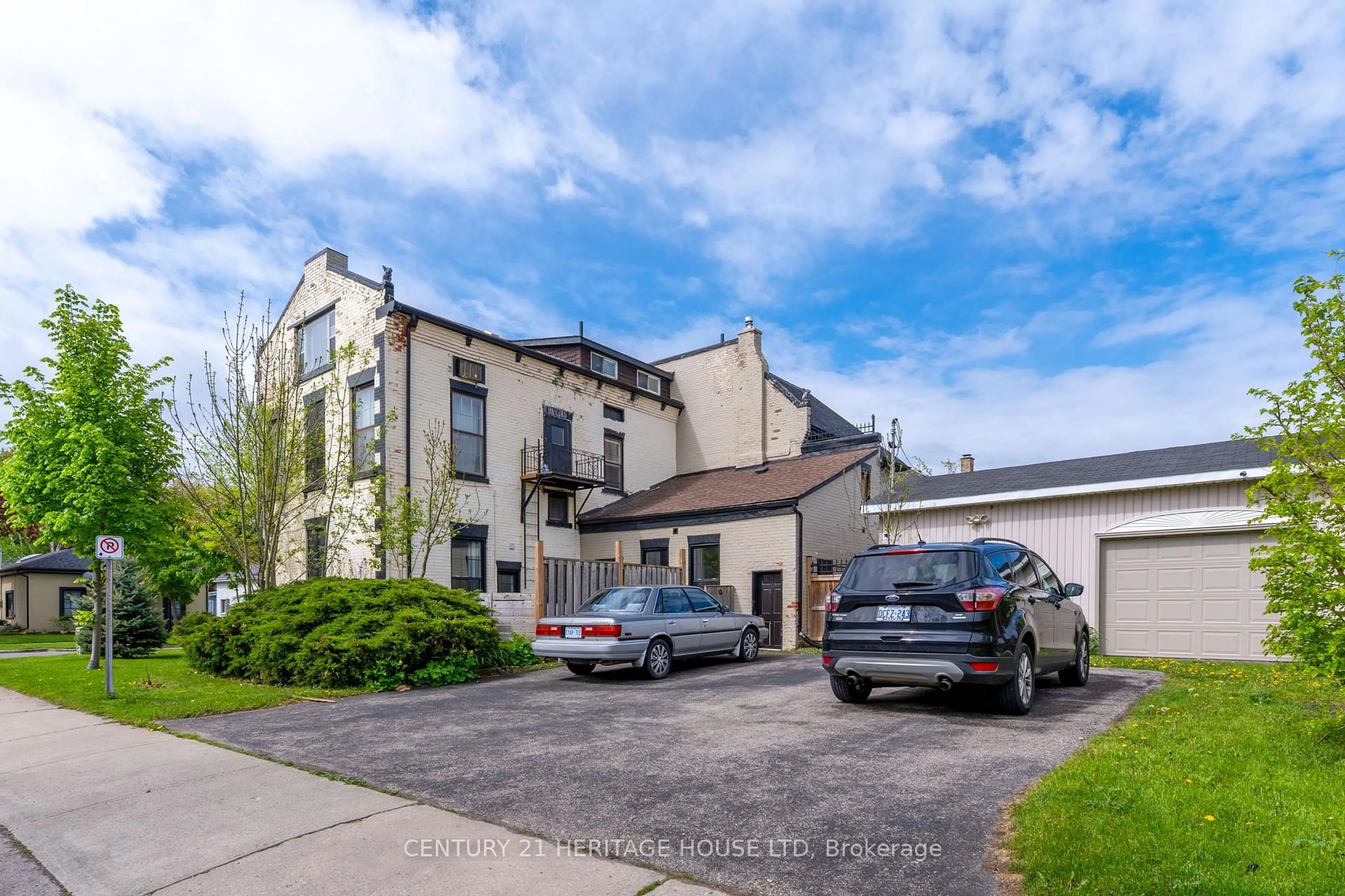 A pic from outside/outdoor area/front of a property/back of a property/a pic from drone, street for 220 Nelson St, Brant Ontario N3S 4C1