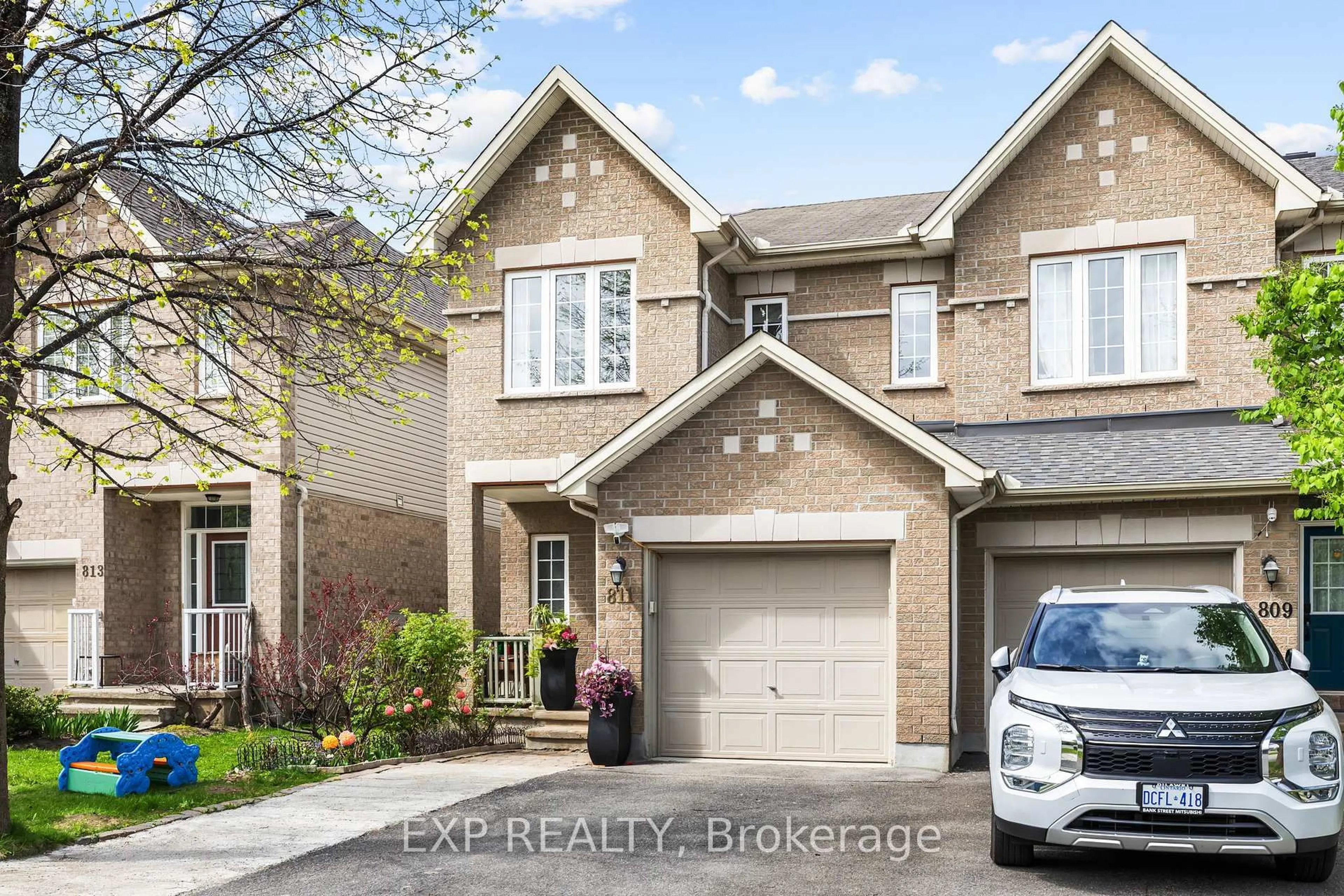 Home with brick exterior material, street for 811 Schooner Cres, Ottawa Ontario K1V 1Y8