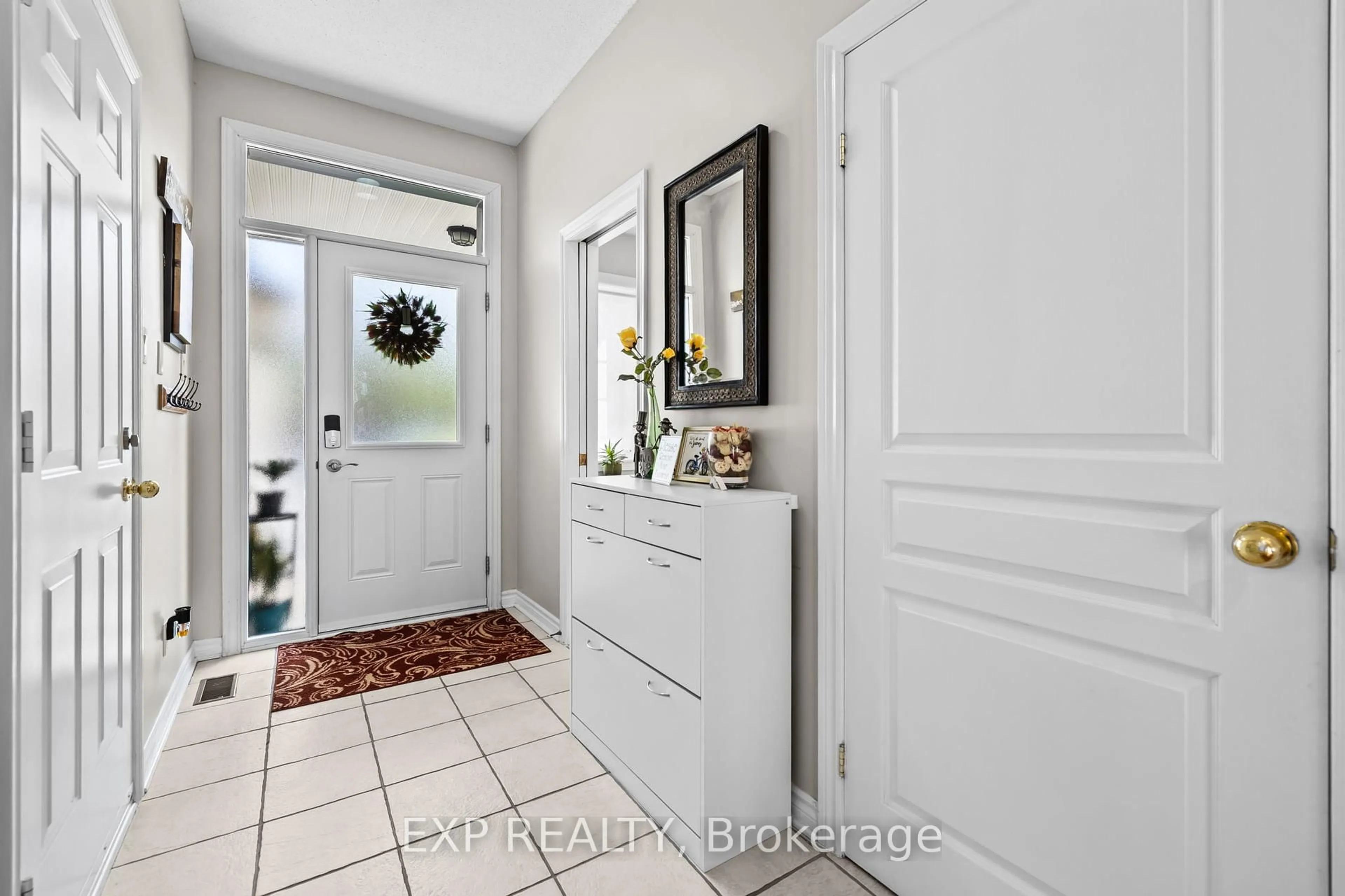Indoor entryway for 811 Schooner Cres, Ottawa Ontario K1V 1Y8