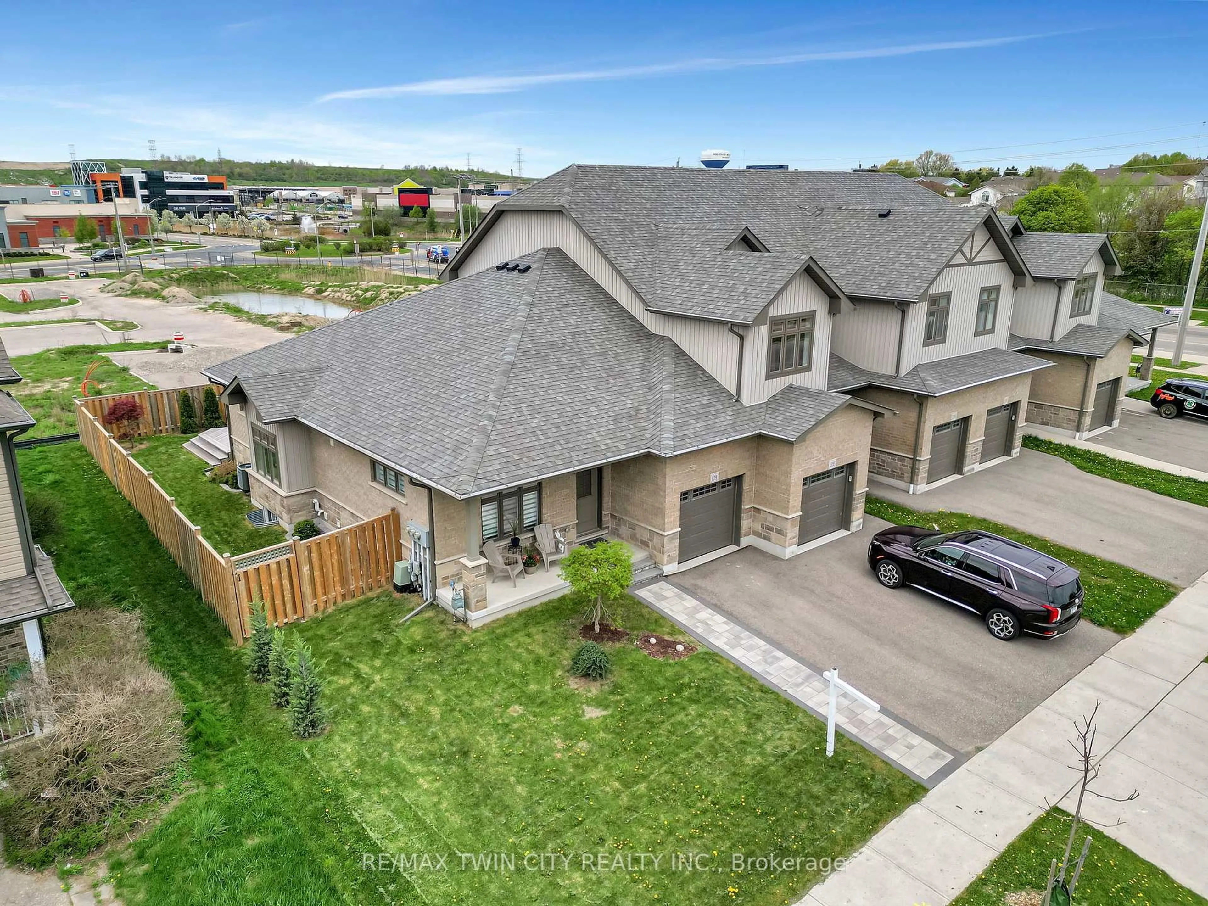 A pic from outside/outdoor area/front of a property/back of a property/a pic from drone, street for 1391 Countrystone Dr, Kitchener Ontario N2N 3R8