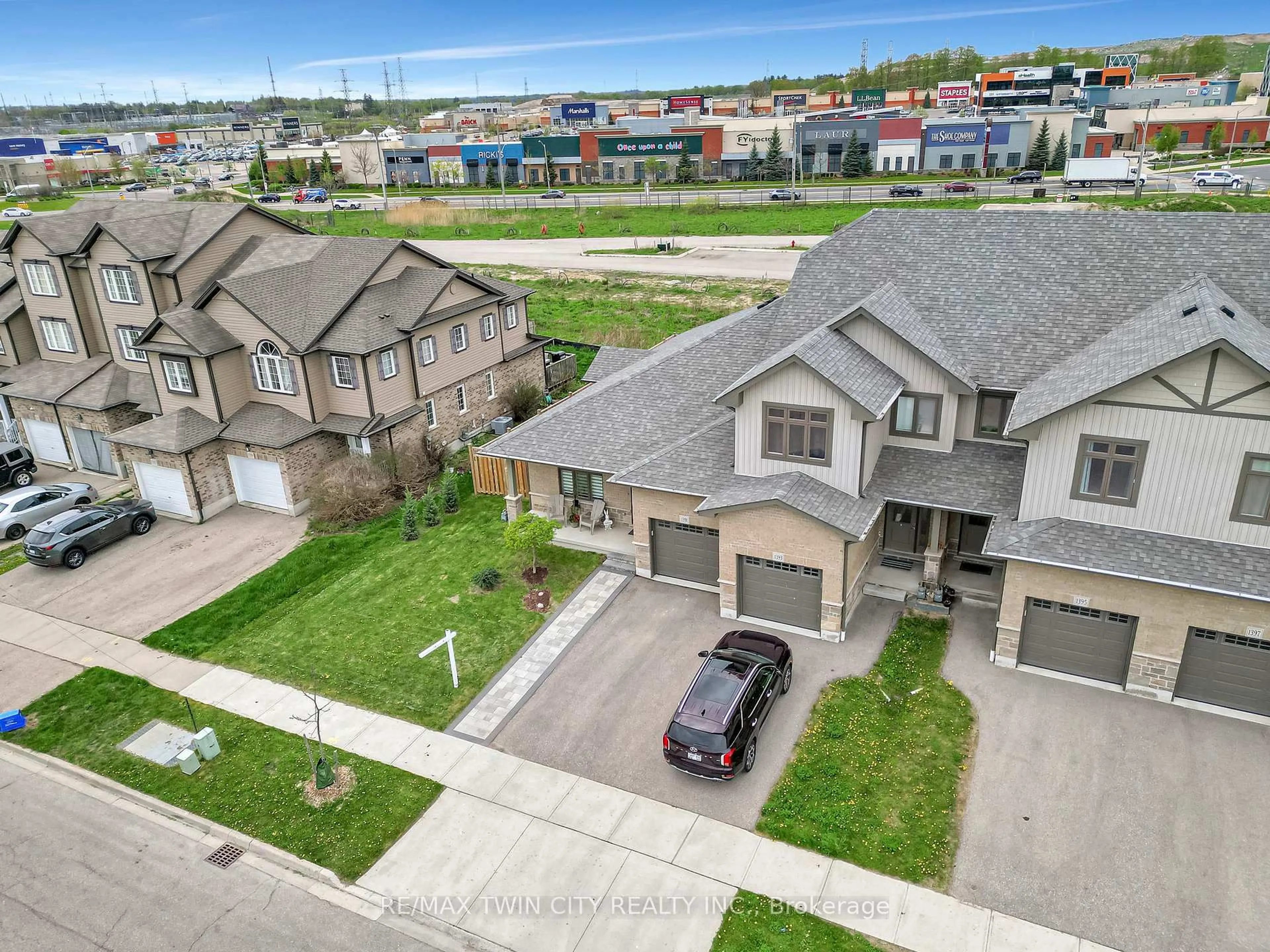 A pic from outside/outdoor area/front of a property/back of a property/a pic from drone, street for 1391 Countrystone Dr, Kitchener Ontario N2N 3R8