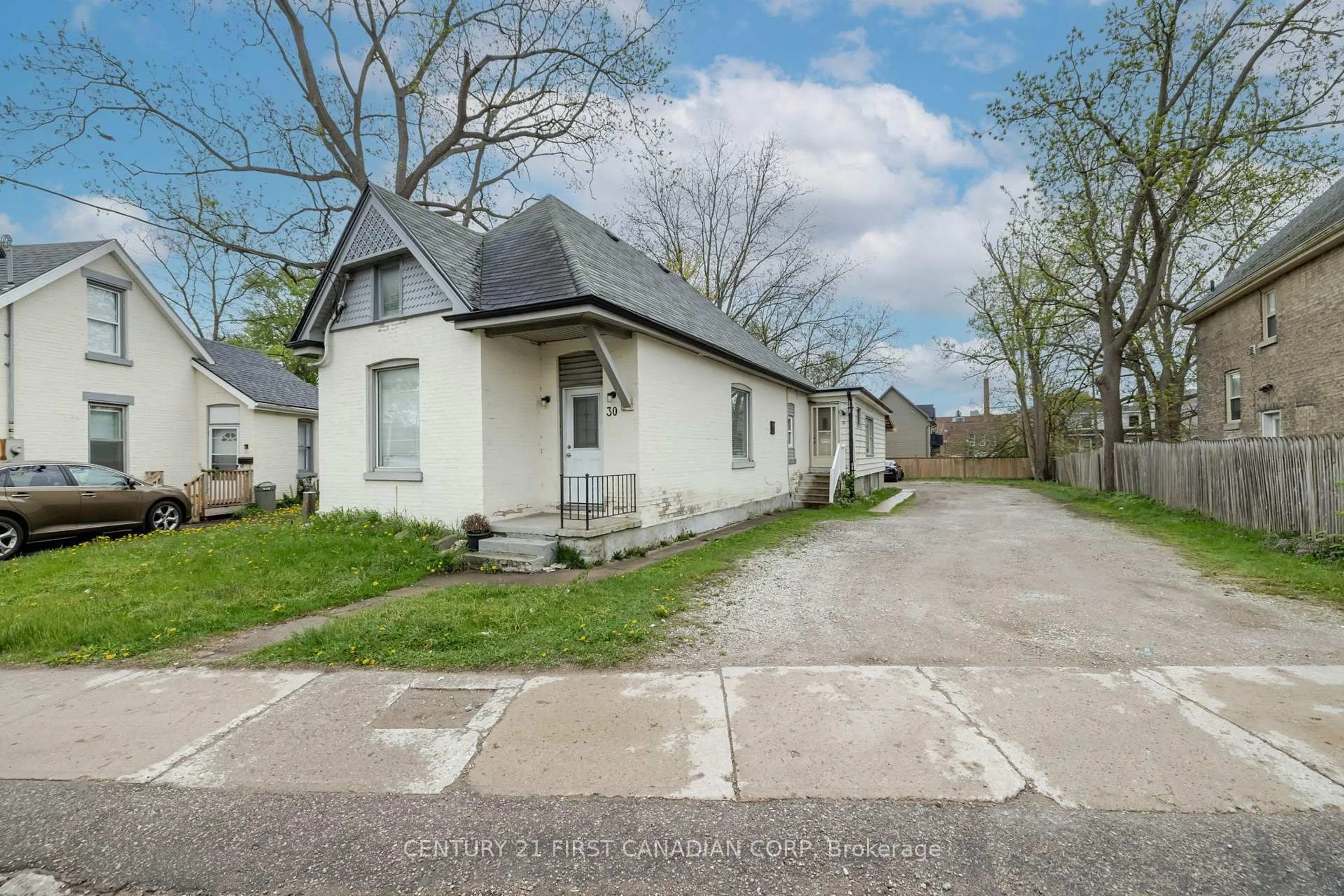 A pic from outside/outdoor area/front of a property/back of a property/a pic from drone, street for 30 Oxford St, London North Ontario N6H 1R3