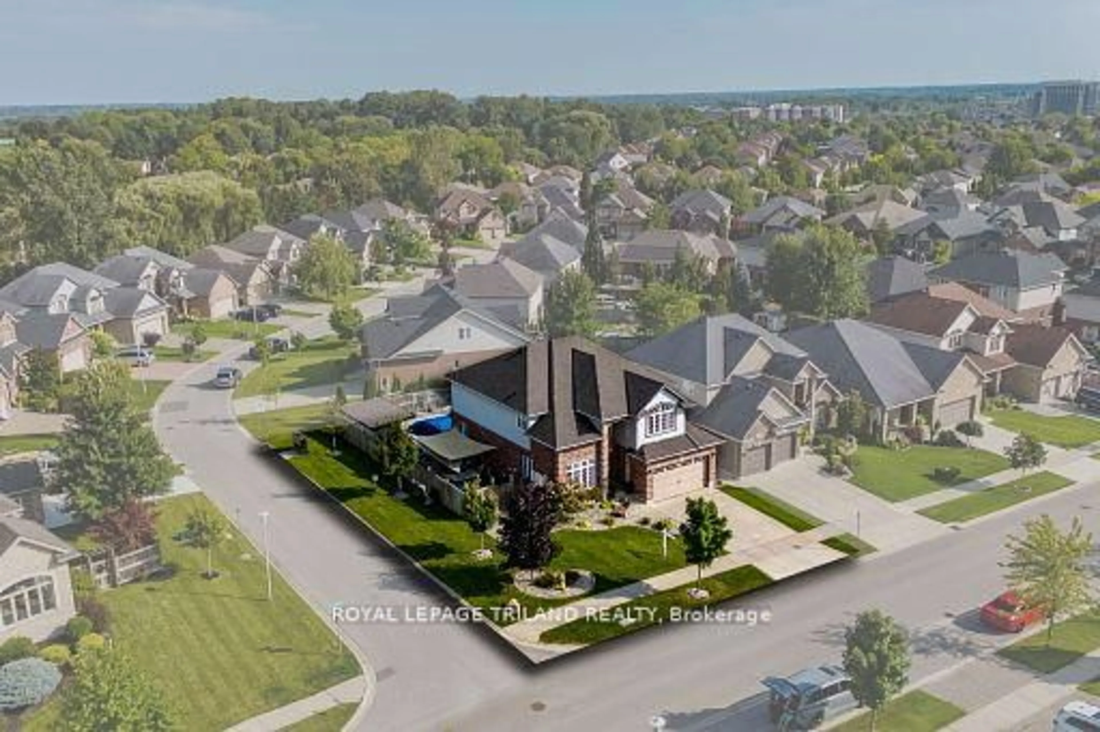 A pic from outside/outdoor area/front of a property/back of a property/a pic from drone, unknown for 800 Longworth Rd, London South Ontario N6K 0B5
