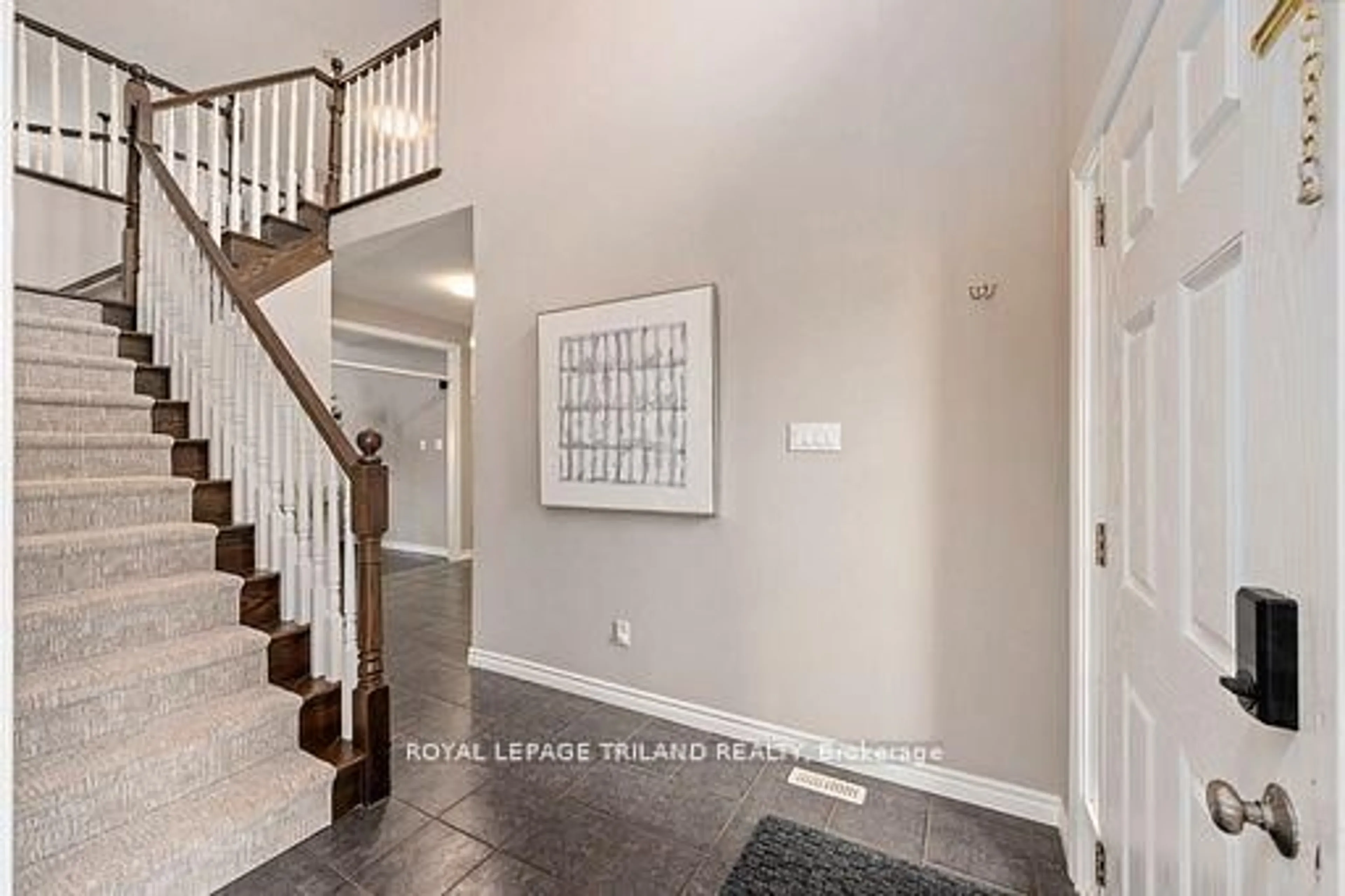 Indoor entryway for 800 Longworth Rd, London South Ontario N6K 0B5