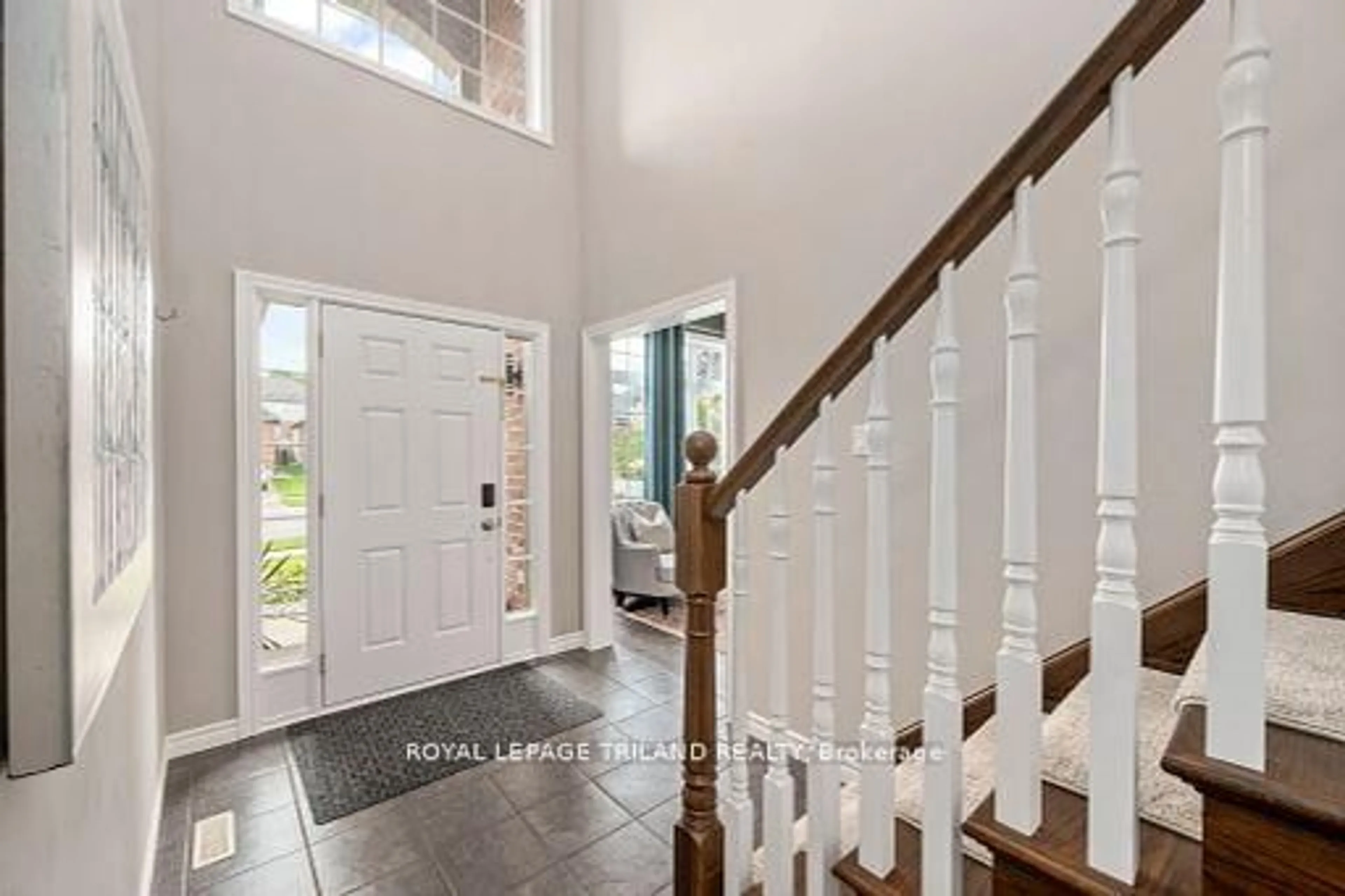 Indoor entryway for 800 Longworth Rd, London South Ontario N6K 0B5