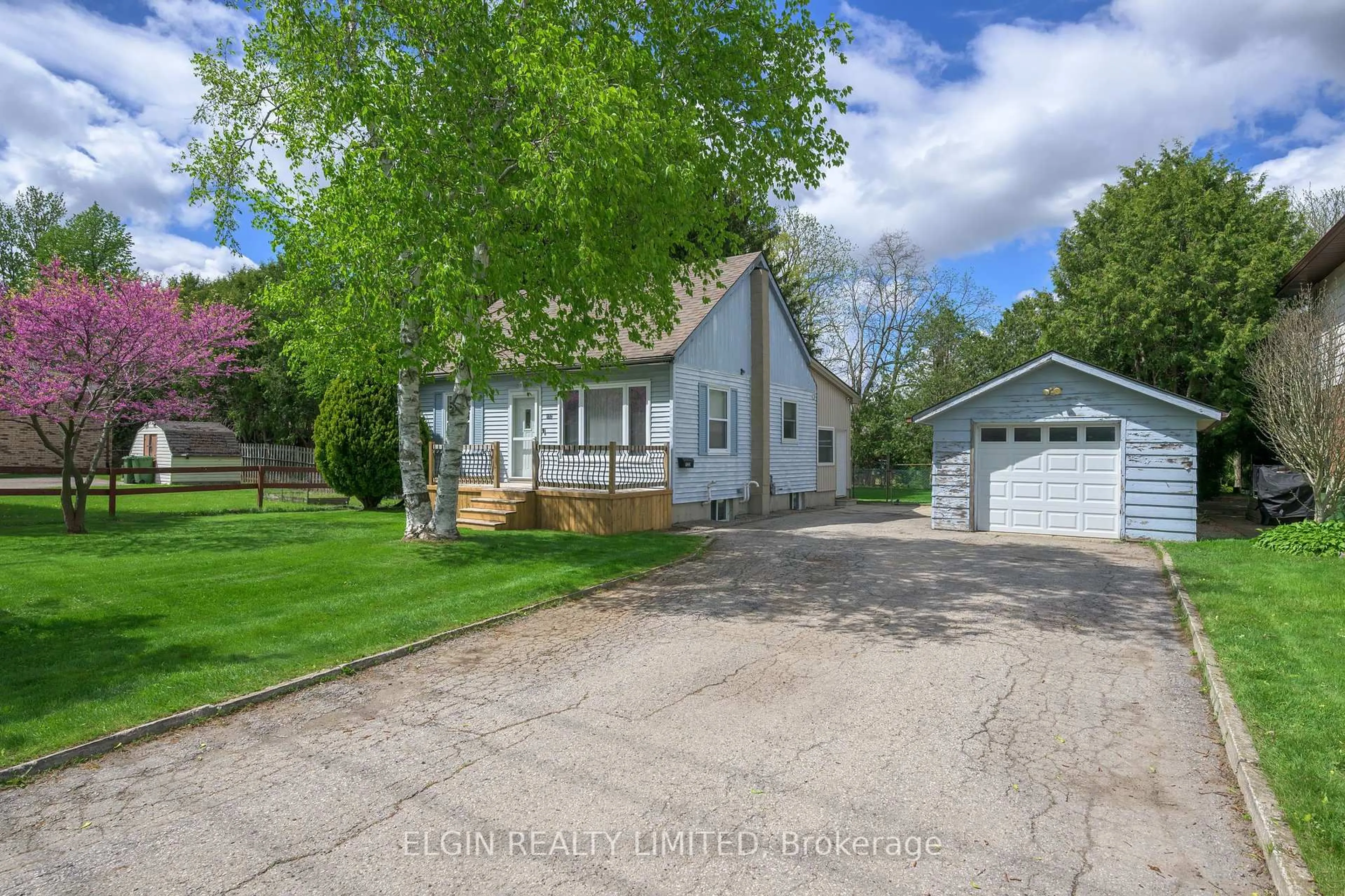 A pic from outside/outdoor area/front of a property/back of a property/a pic from drone, street for 102 Edward St, St. Thomas Ontario N5P 1Y9