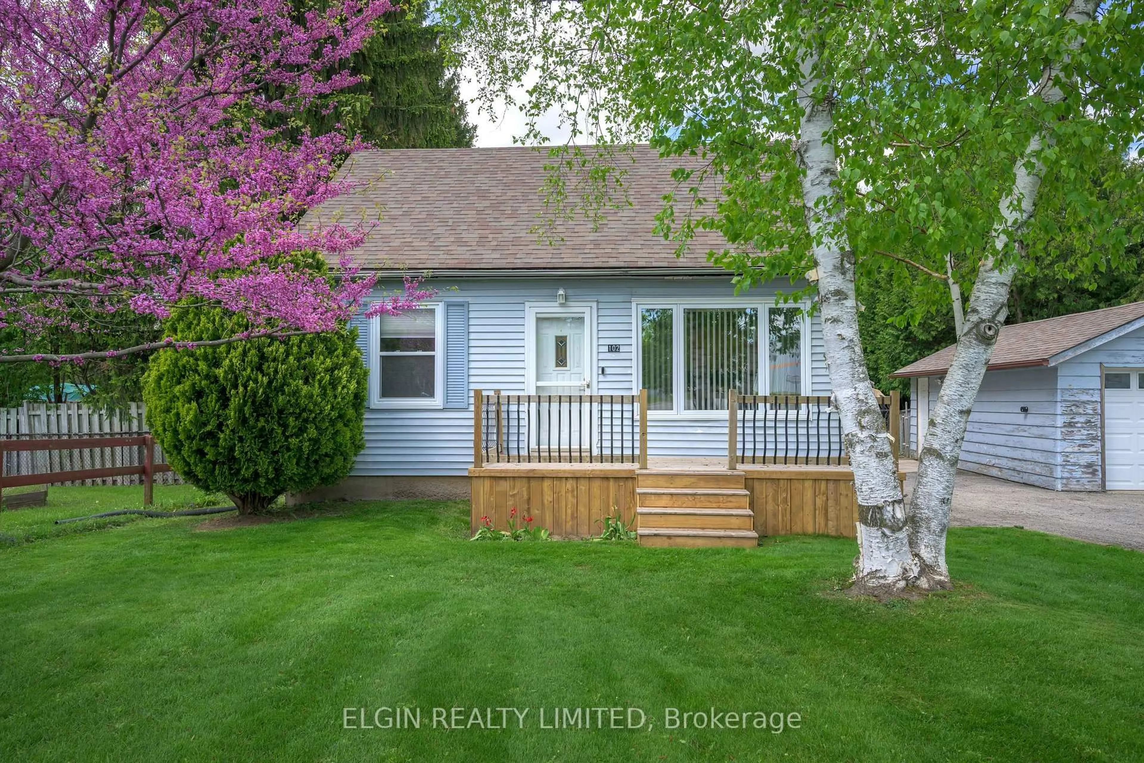 A pic from outside/outdoor area/front of a property/back of a property/a pic from drone, street for 102 Edward St, St. Thomas Ontario N5P 1Y9