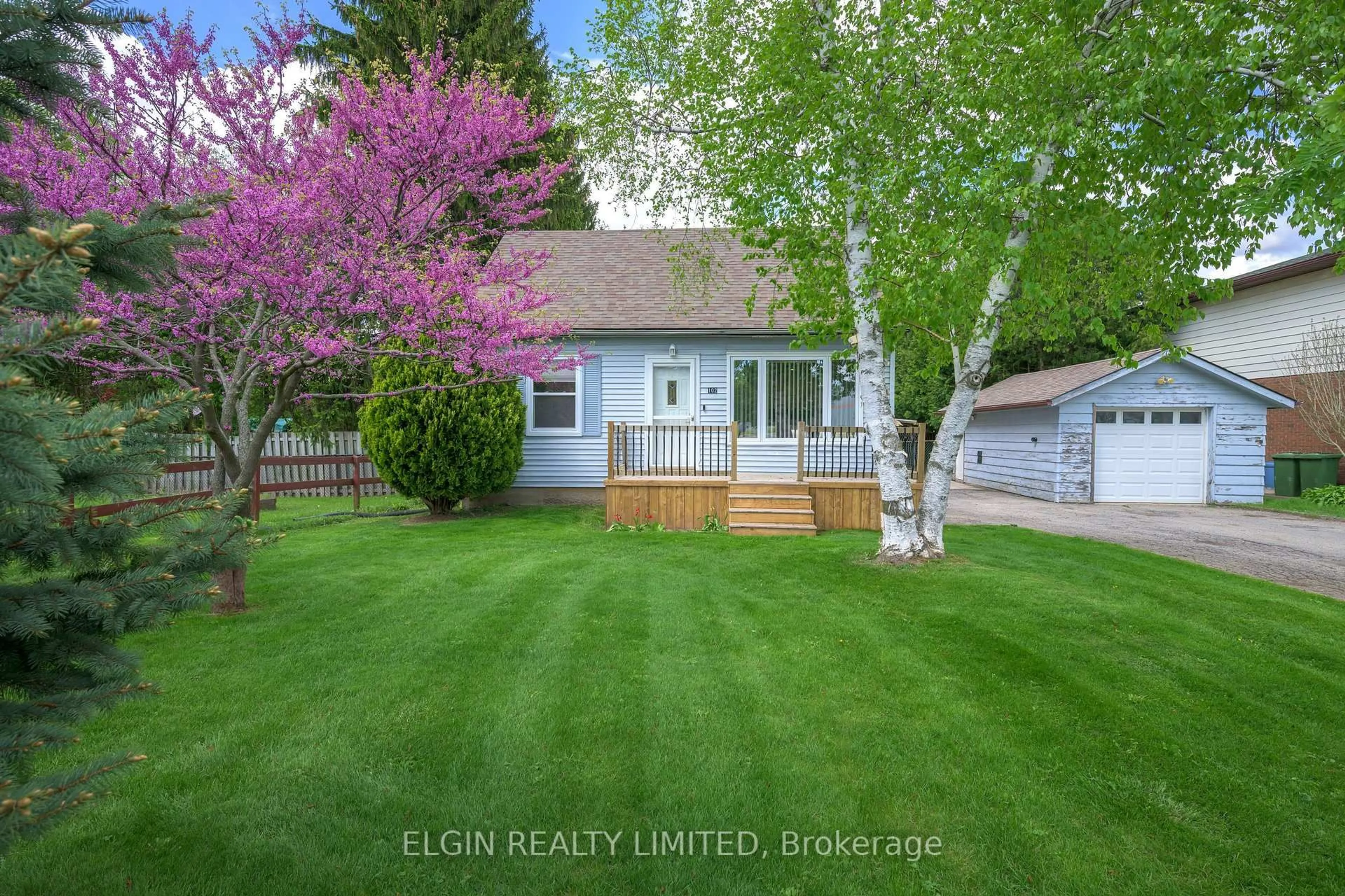 A pic from outside/outdoor area/front of a property/back of a property/a pic from drone, street for 102 Edward St, St. Thomas Ontario N5P 1Y9