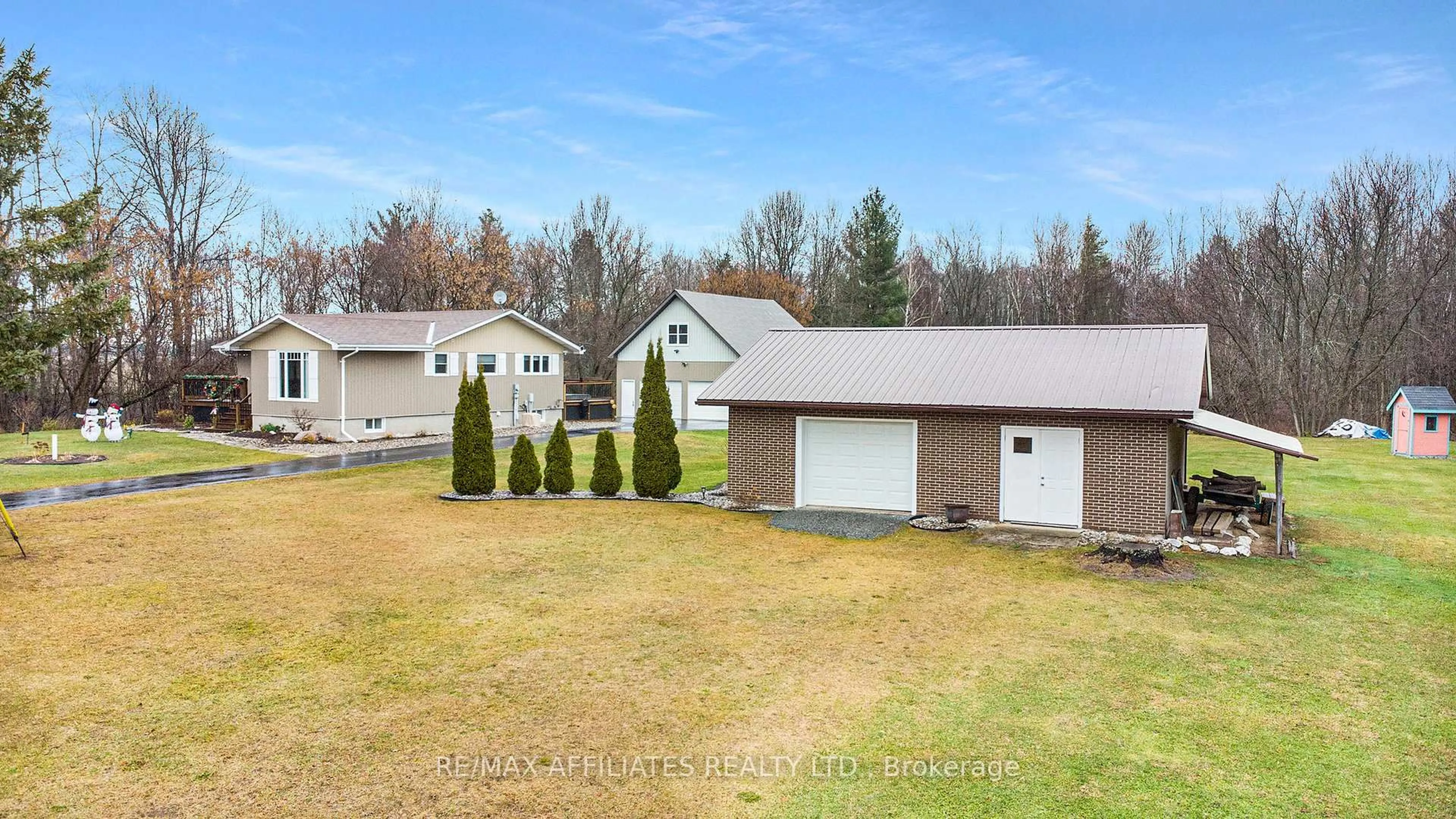 A pic from outside/outdoor area/front of a property/back of a property/a pic from drone, unknown for 157 PERTH St, Rideau Lakes Ontario K0G 1E0