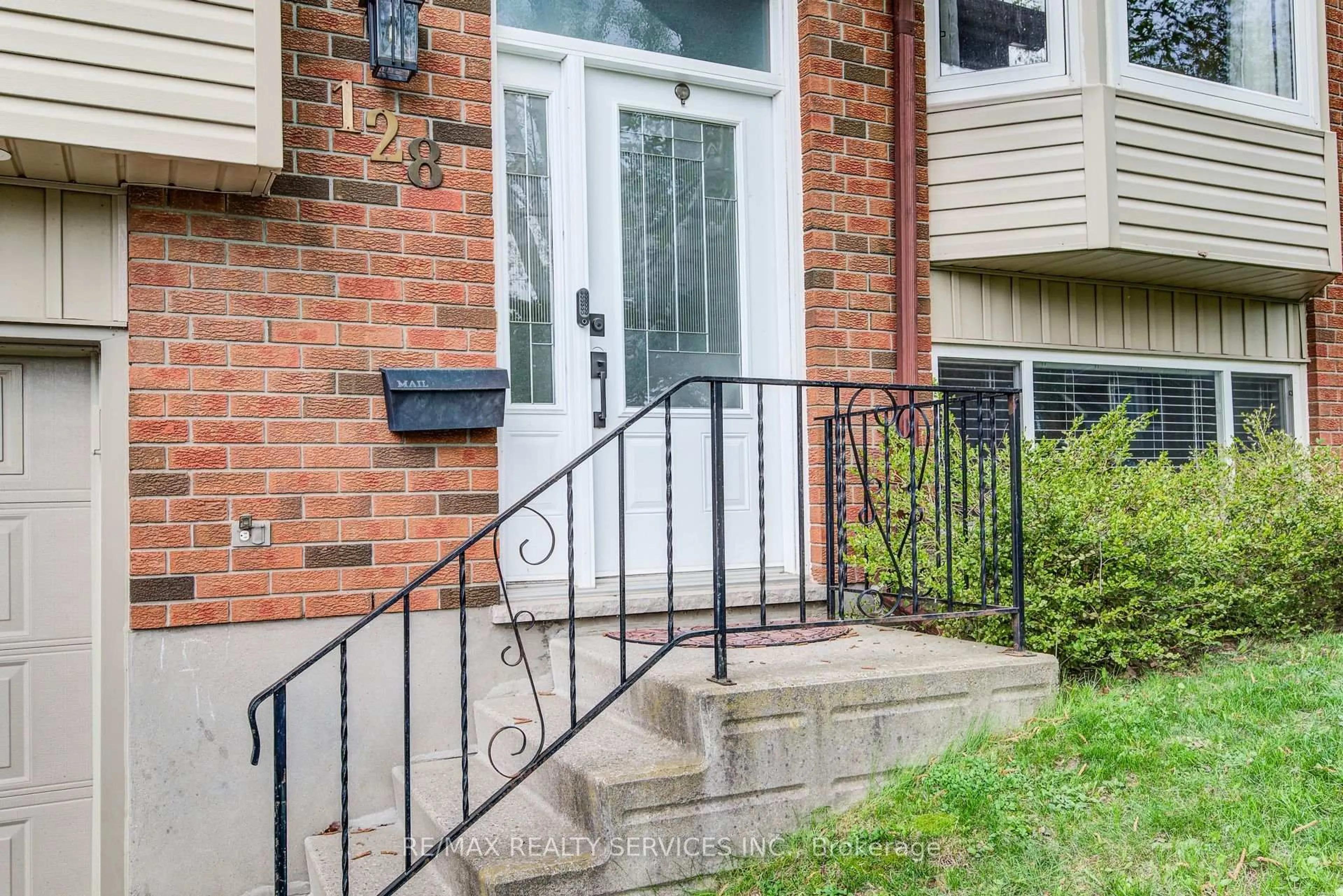 Unknown for 128 Albion Crt, Kitchener Ontario N2E 2N3