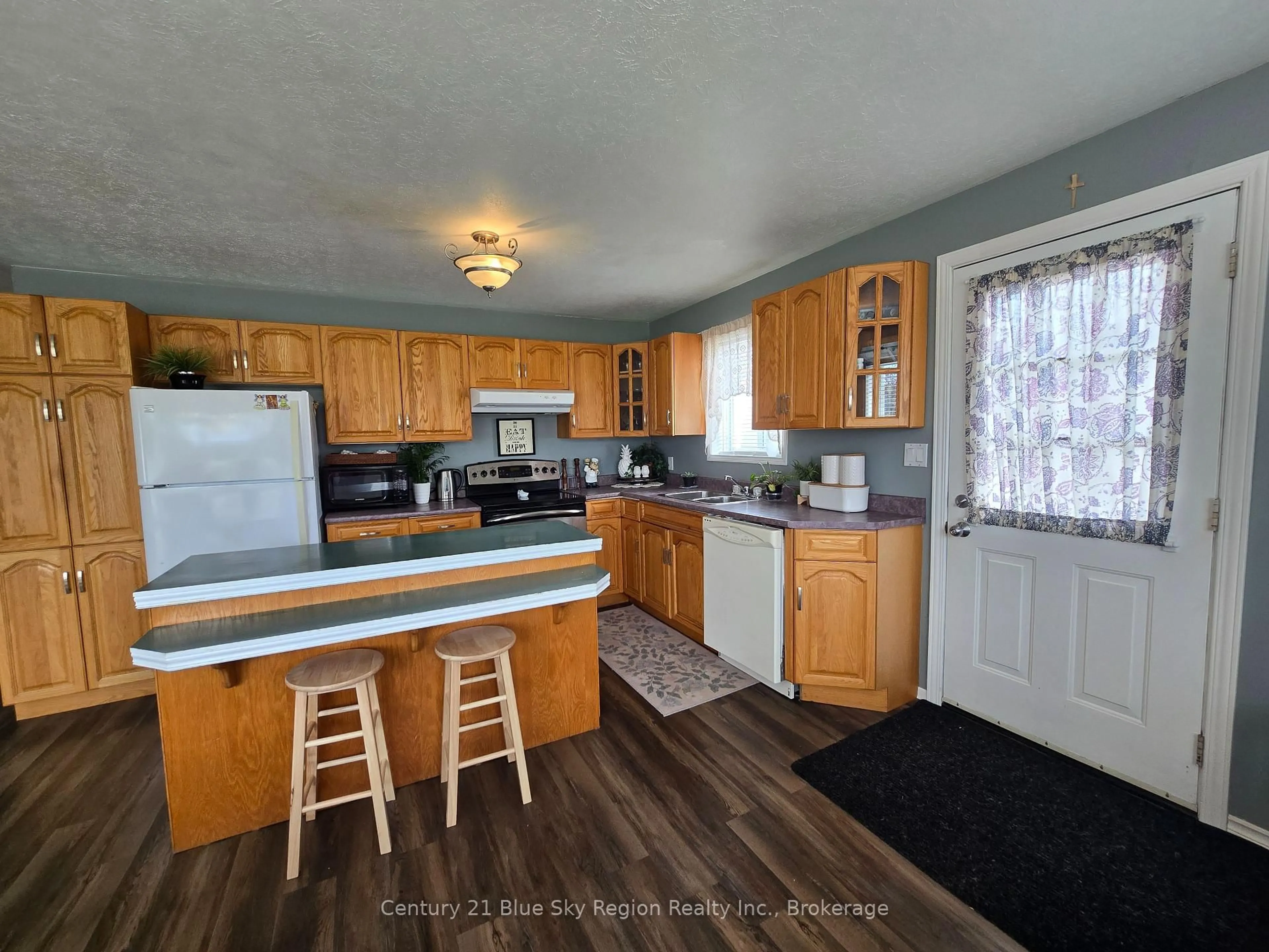 Standard kitchen, unknown for 498 Nipissing St, West Nipissing Ontario P2B 3E3