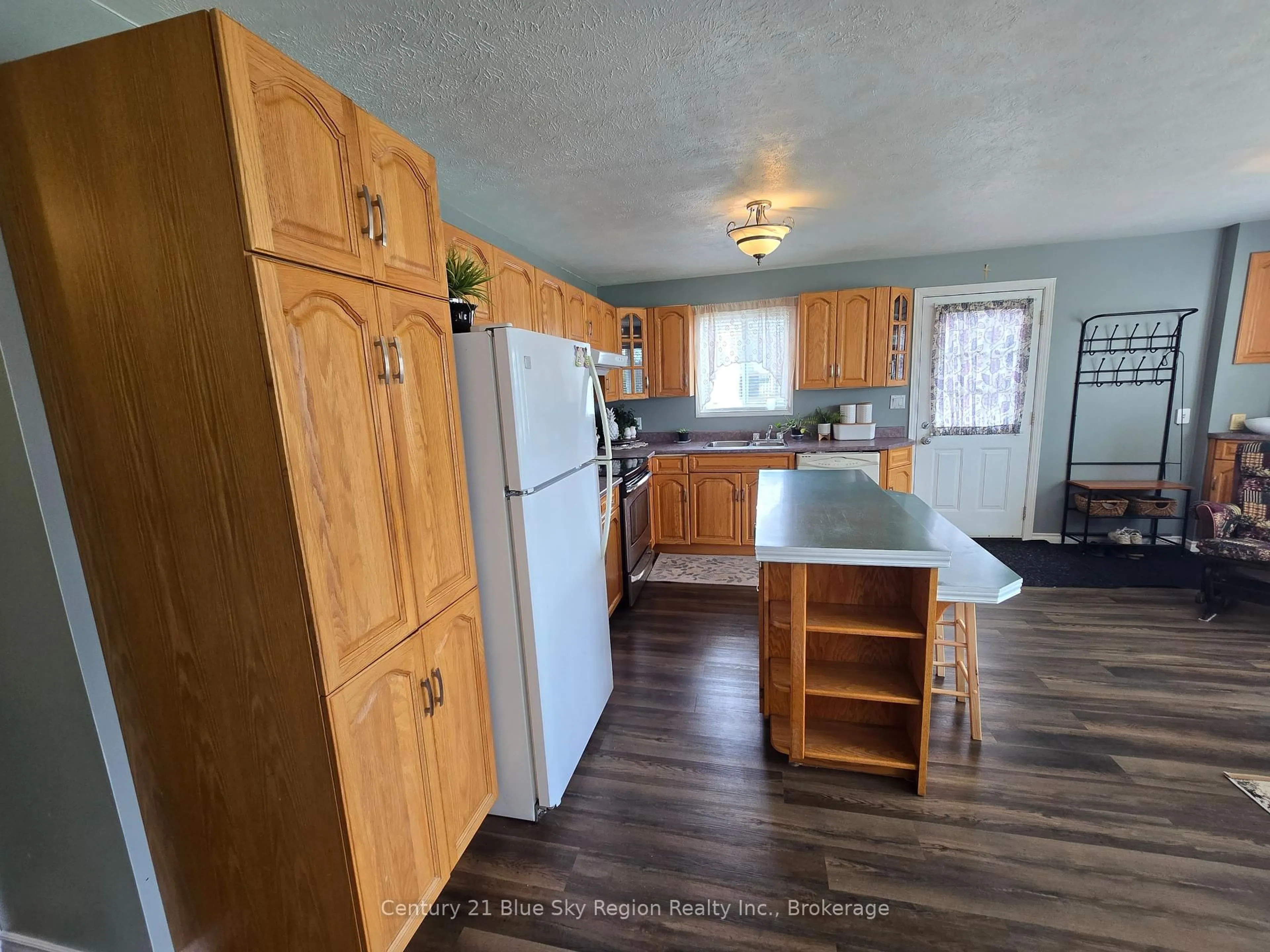 Standard kitchen, unknown for 498 Nipissing St, West Nipissing Ontario P2B 3E3
