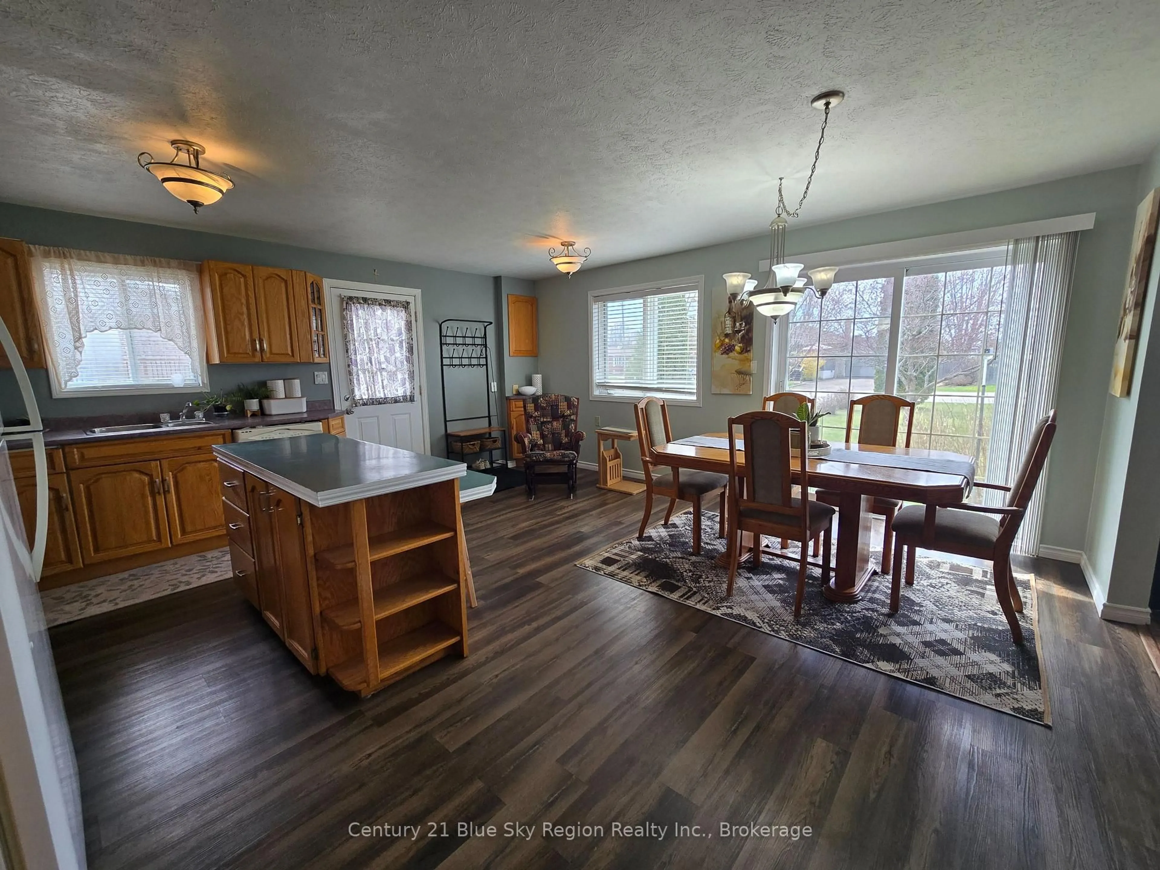 Open concept kitchen, wood/laminate floor for 498 Nipissing St, West Nipissing Ontario P2B 3E3