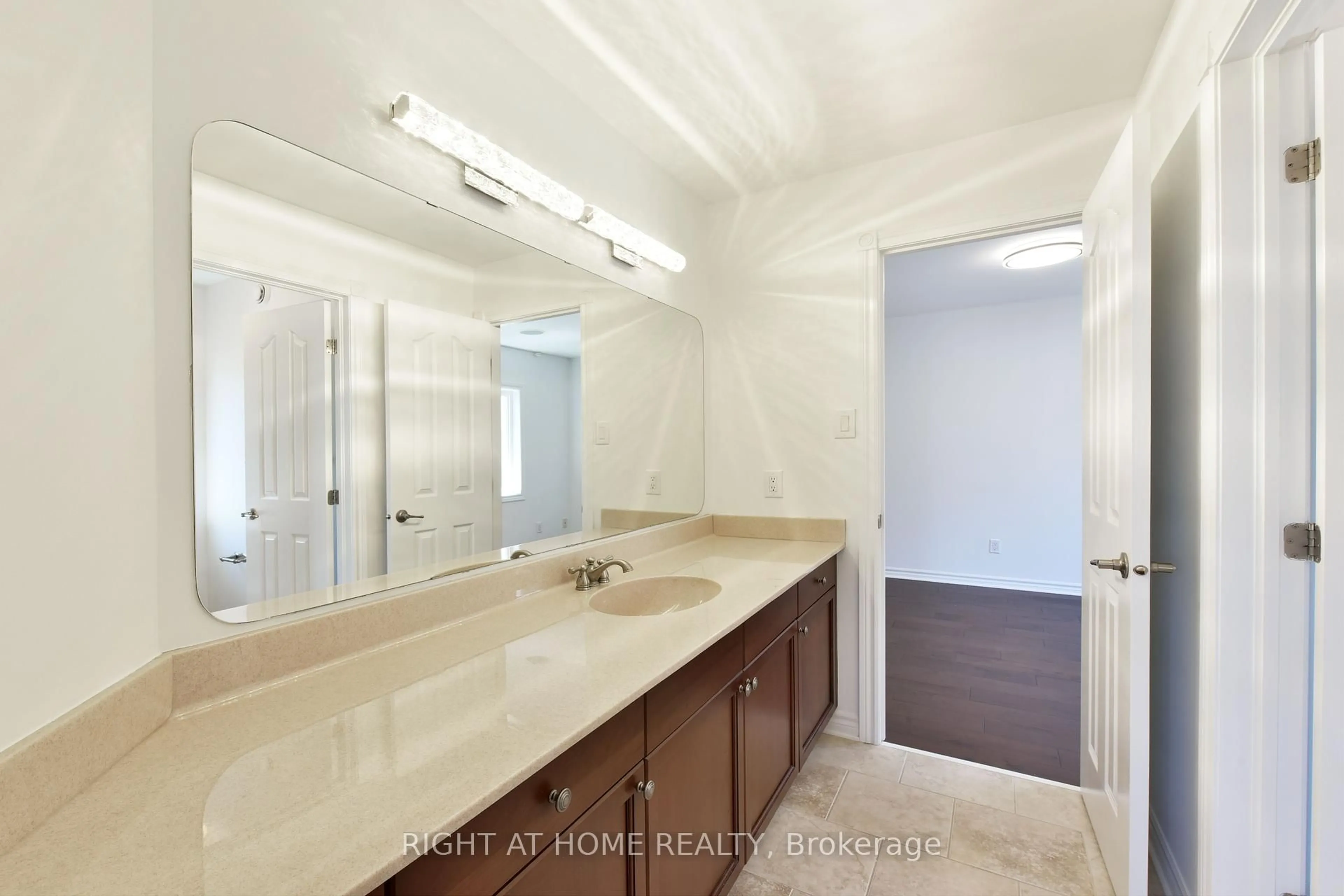 Standard bathroom, ceramic/tile floor for 38 CEDAR VALLEY Dr, Kanata Ontario K2M 3A1