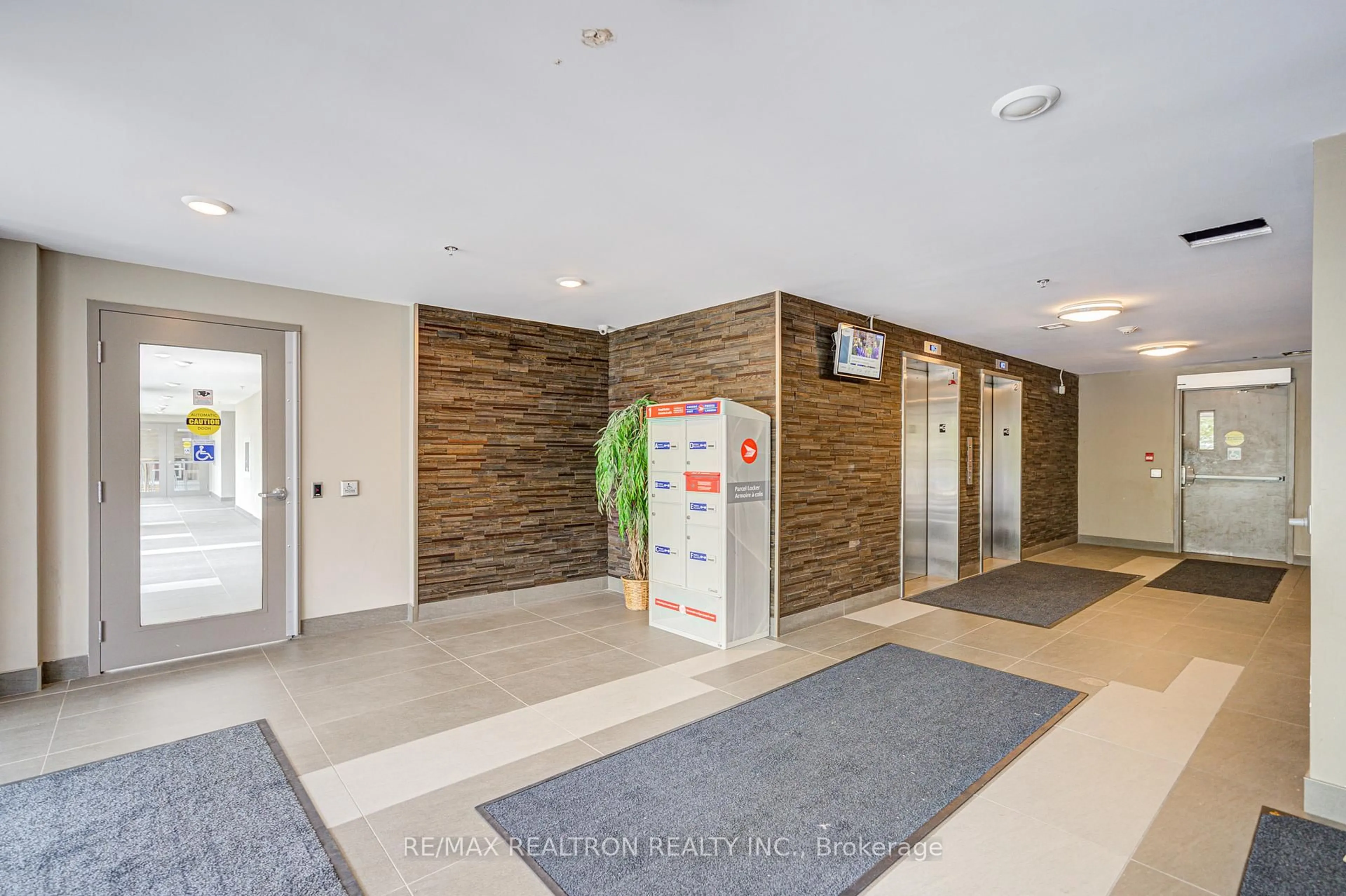 Indoor foyer for 251 Hemlock St #519, Waterloo Ontario N2L 0H2