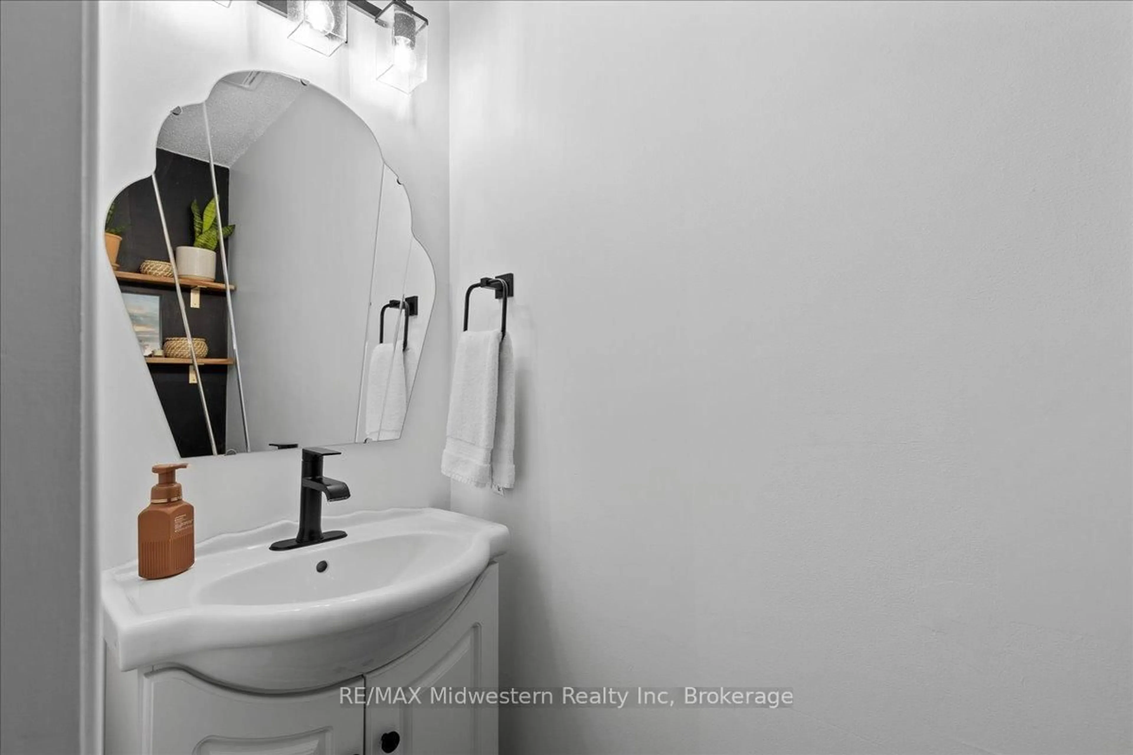 Standard bathroom, ceramic/tile floor for 759 York Ave, North Perth Ontario N4W 2Y4
