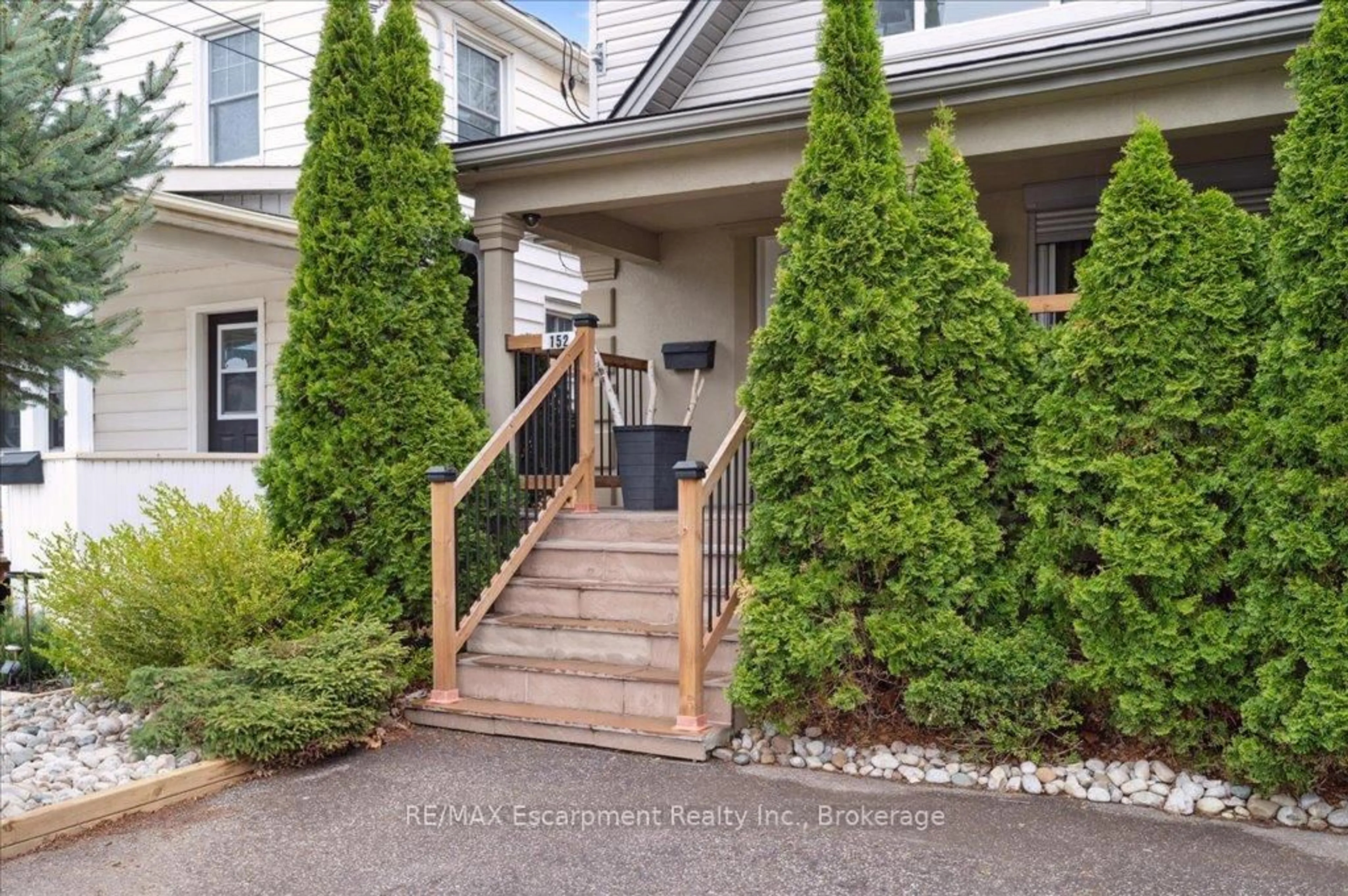 Unknown for 152 York St, St. Catharines Ontario L2R 6E7