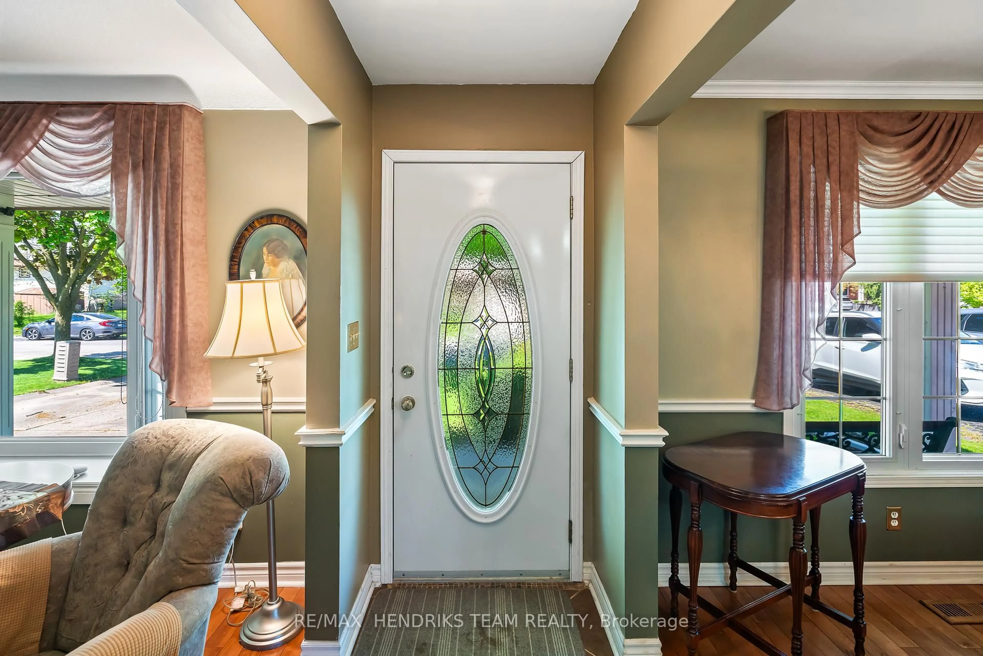 Indoor entryway for 8 Dolly Circ, St. Catharines Ontario L2P 3T2