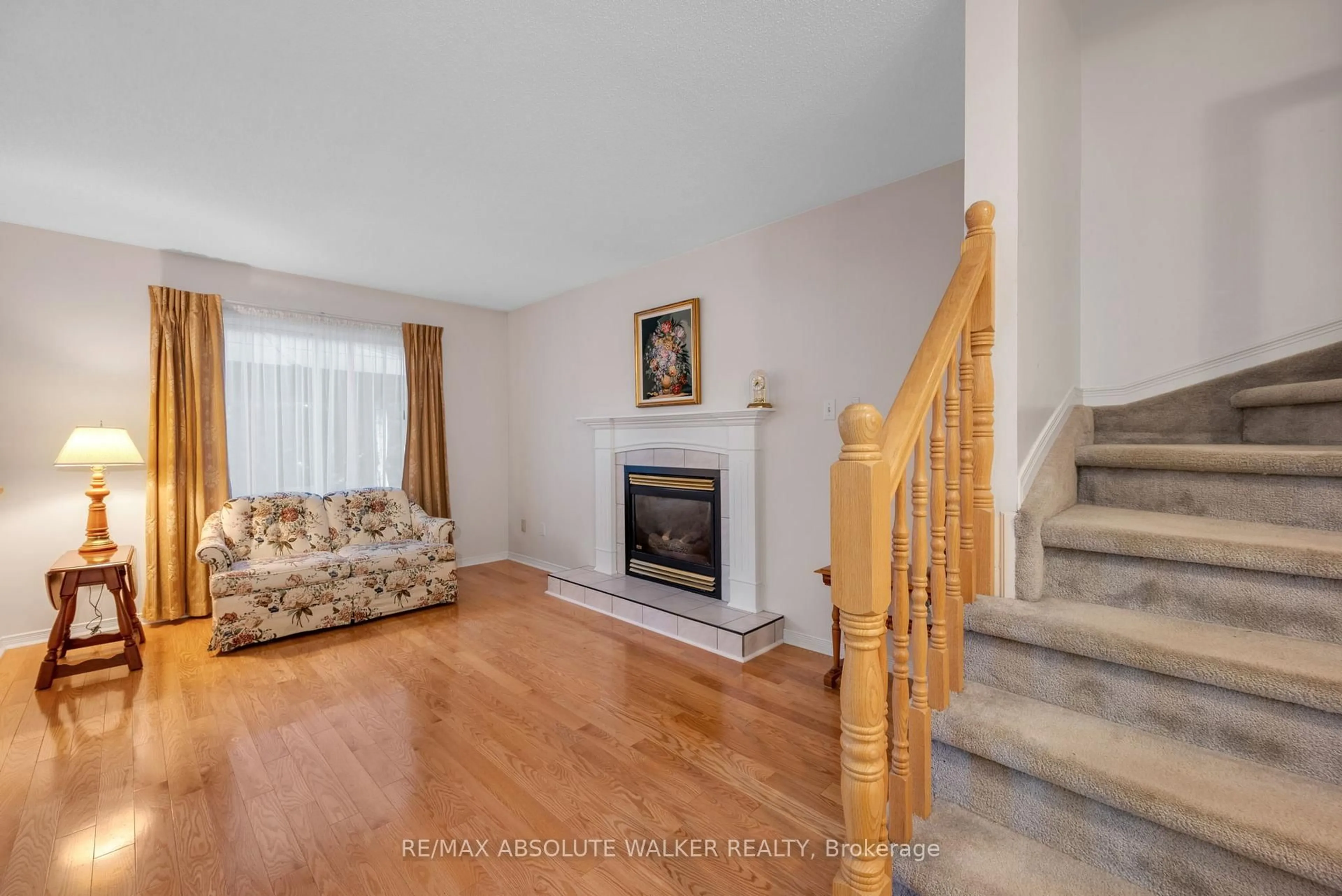 Living room with furniture, unknown for 2178 Saturn Cres, Ottawa Ontario K4A 3T6