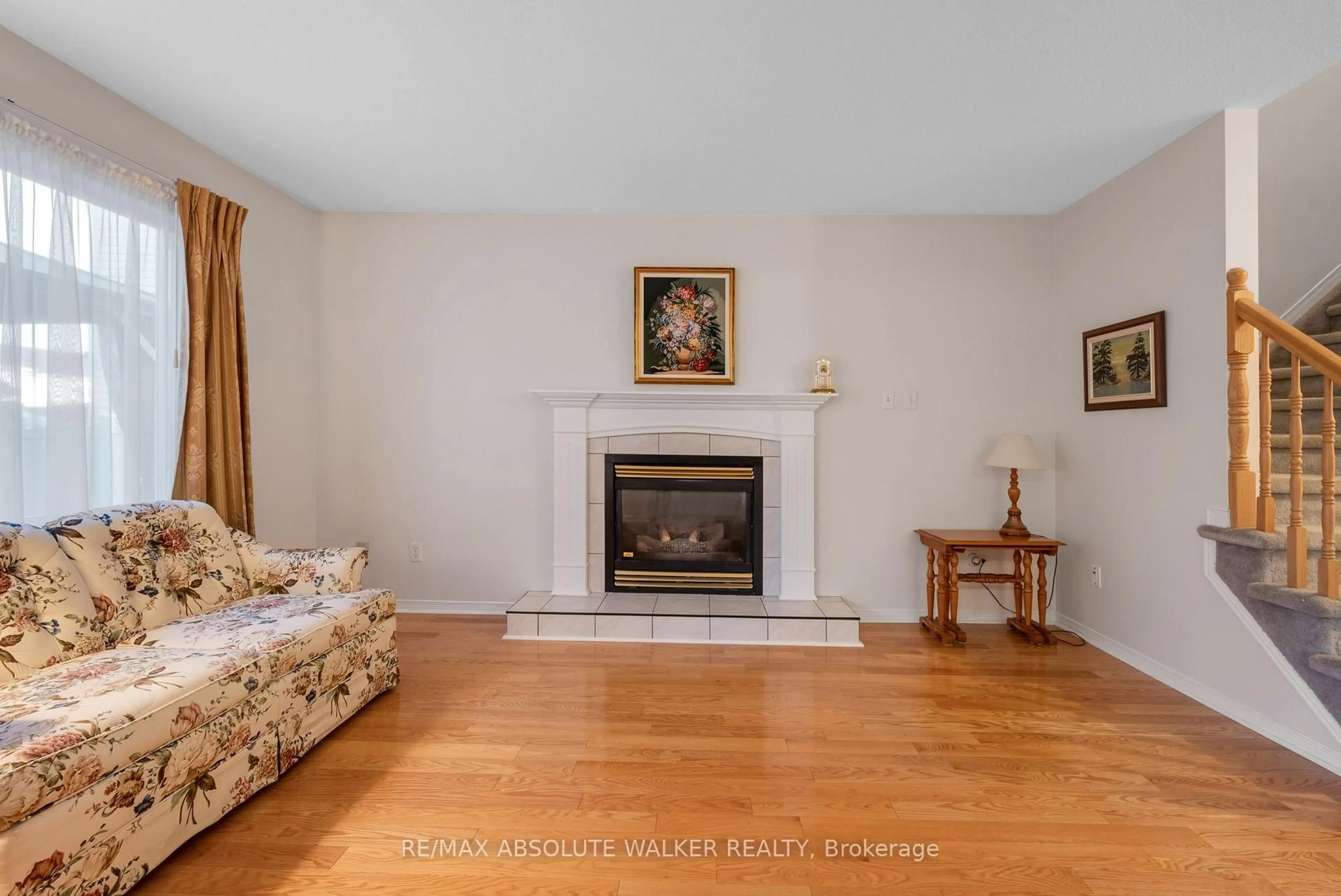 Living room with furniture, unknown for 2178 Saturn Cres, Ottawa Ontario K4A 3T6