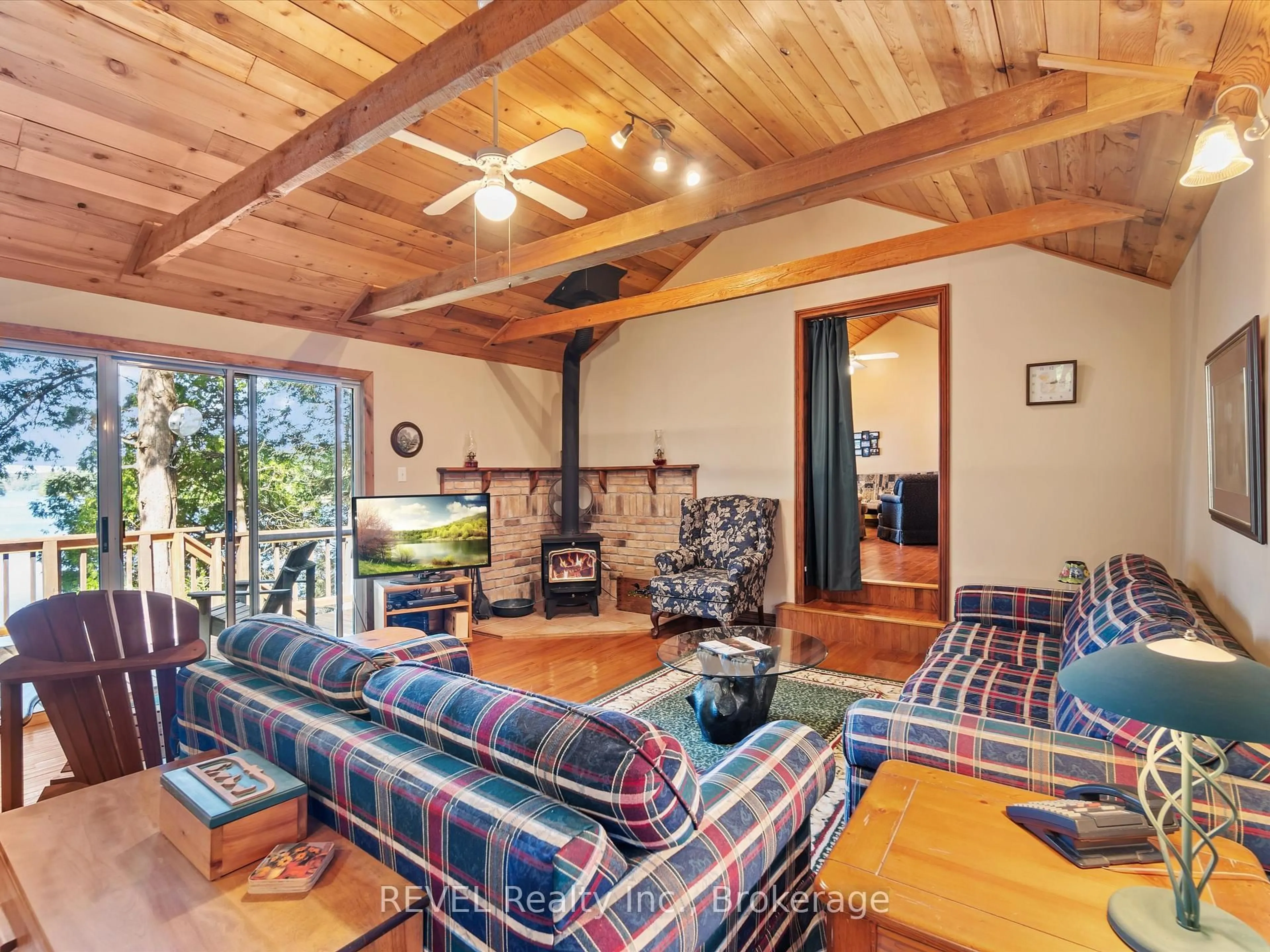 Living room with furniture, wood/laminate floor for 1077 Rignalls Rd, Bracebridge Ontario P1L 1X1