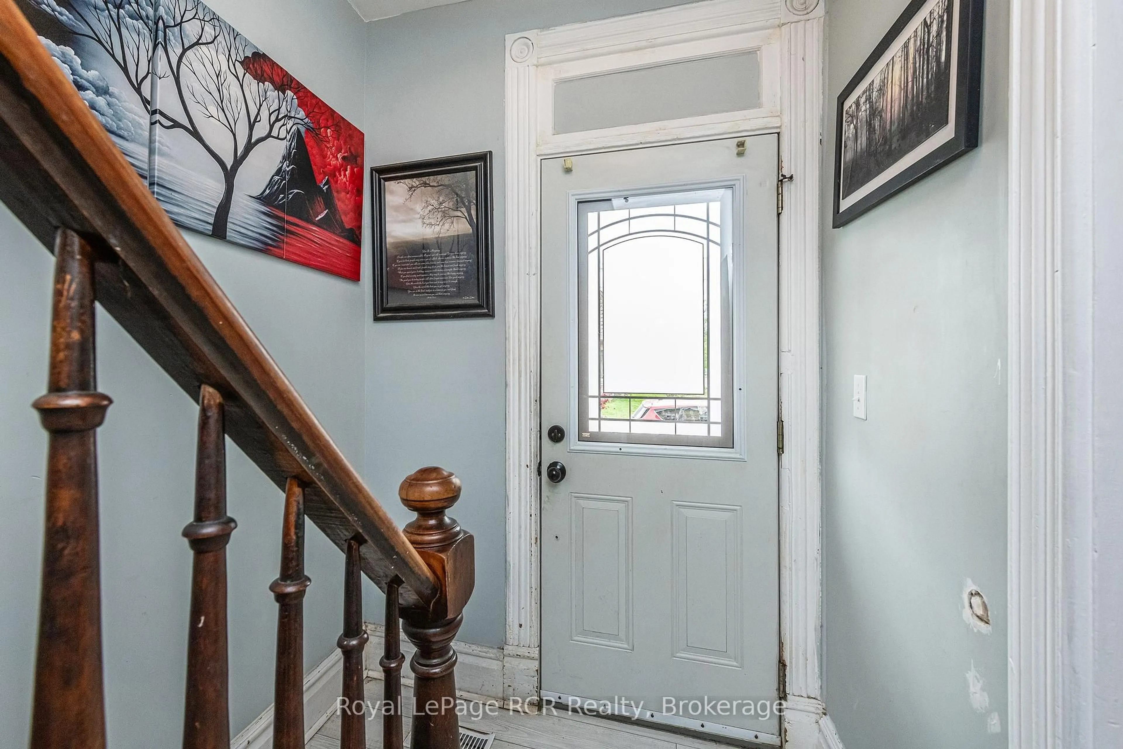 Indoor entryway for 597 9th Ave, Hanover Ontario N4N 2M7