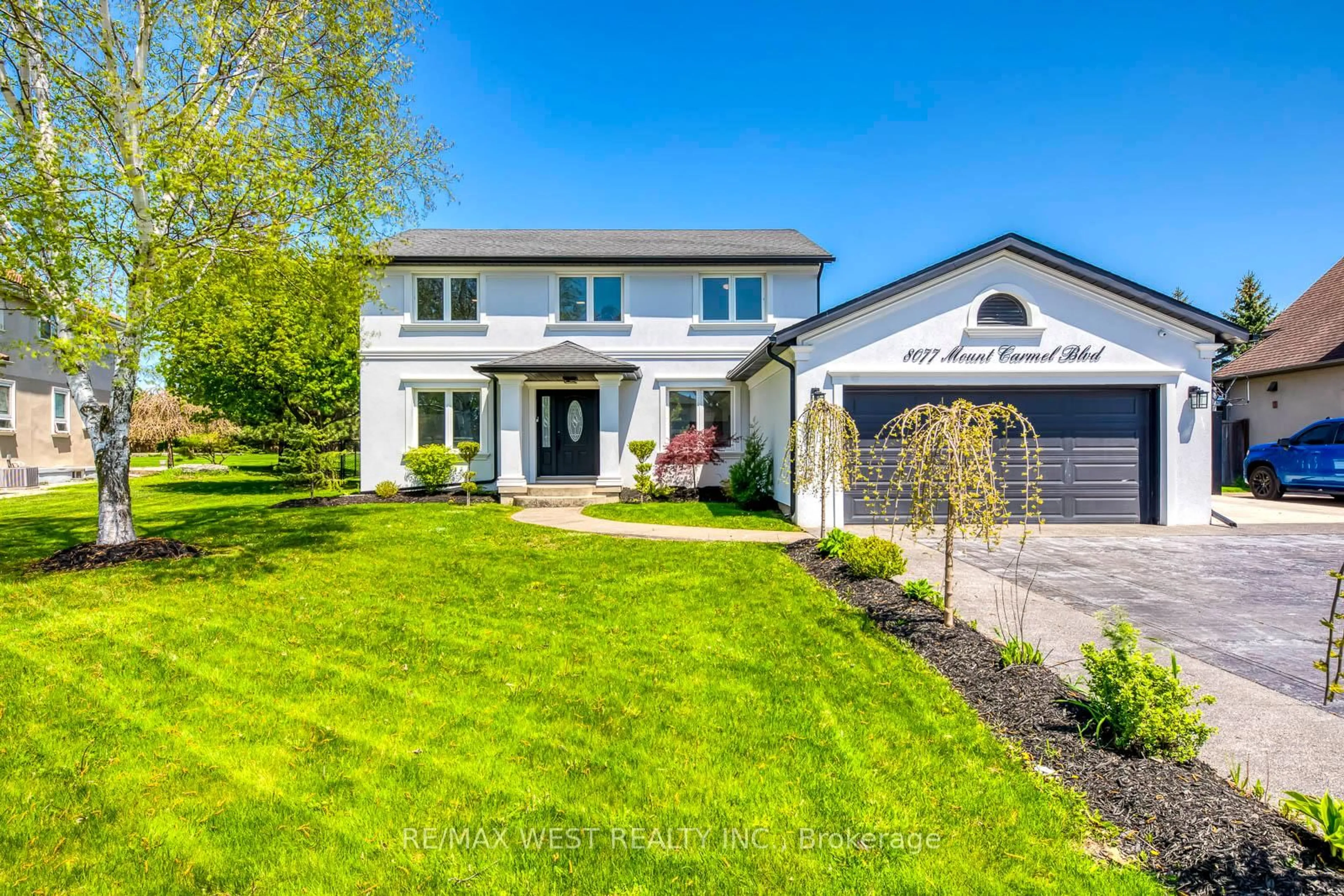 Home with vinyl exterior material, street for 8077 Mount Carmel Blvd, Niagara Falls Ontario L2H 2Y8