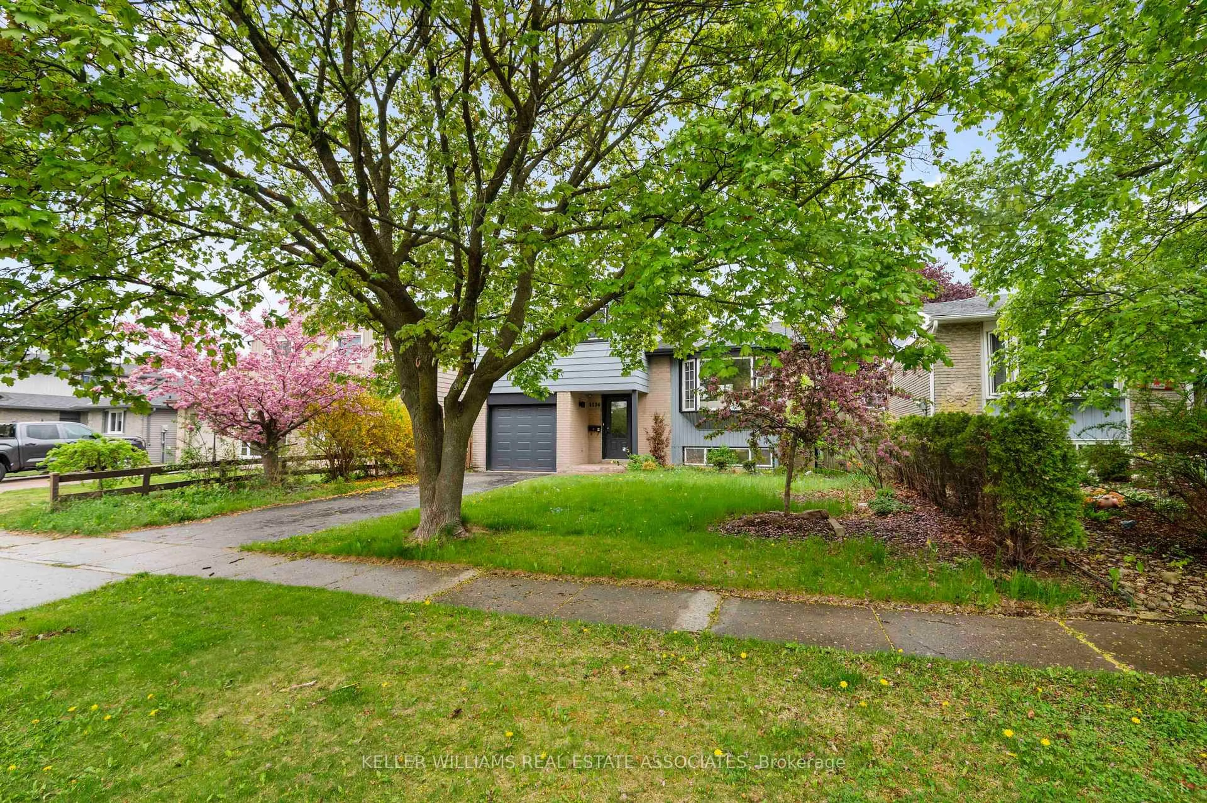 A pic from outside/outdoor area/front of a property/back of a property/a pic from drone, street for 1236 Avonlea Rd, Cambridge Ontario N3H 4Z8