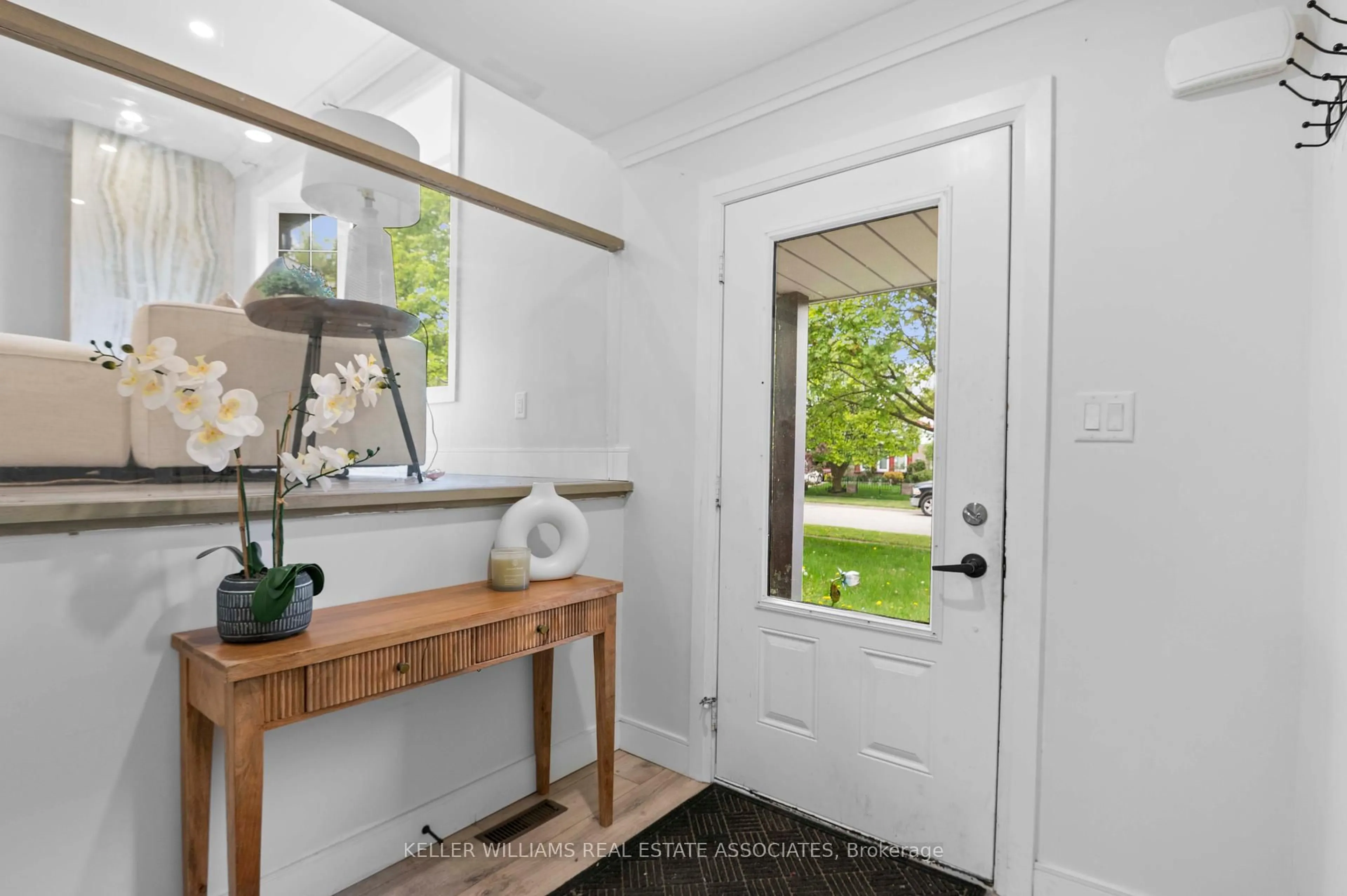 Indoor entryway for 1236 Avonlea Rd, Cambridge Ontario N3H 4Z8