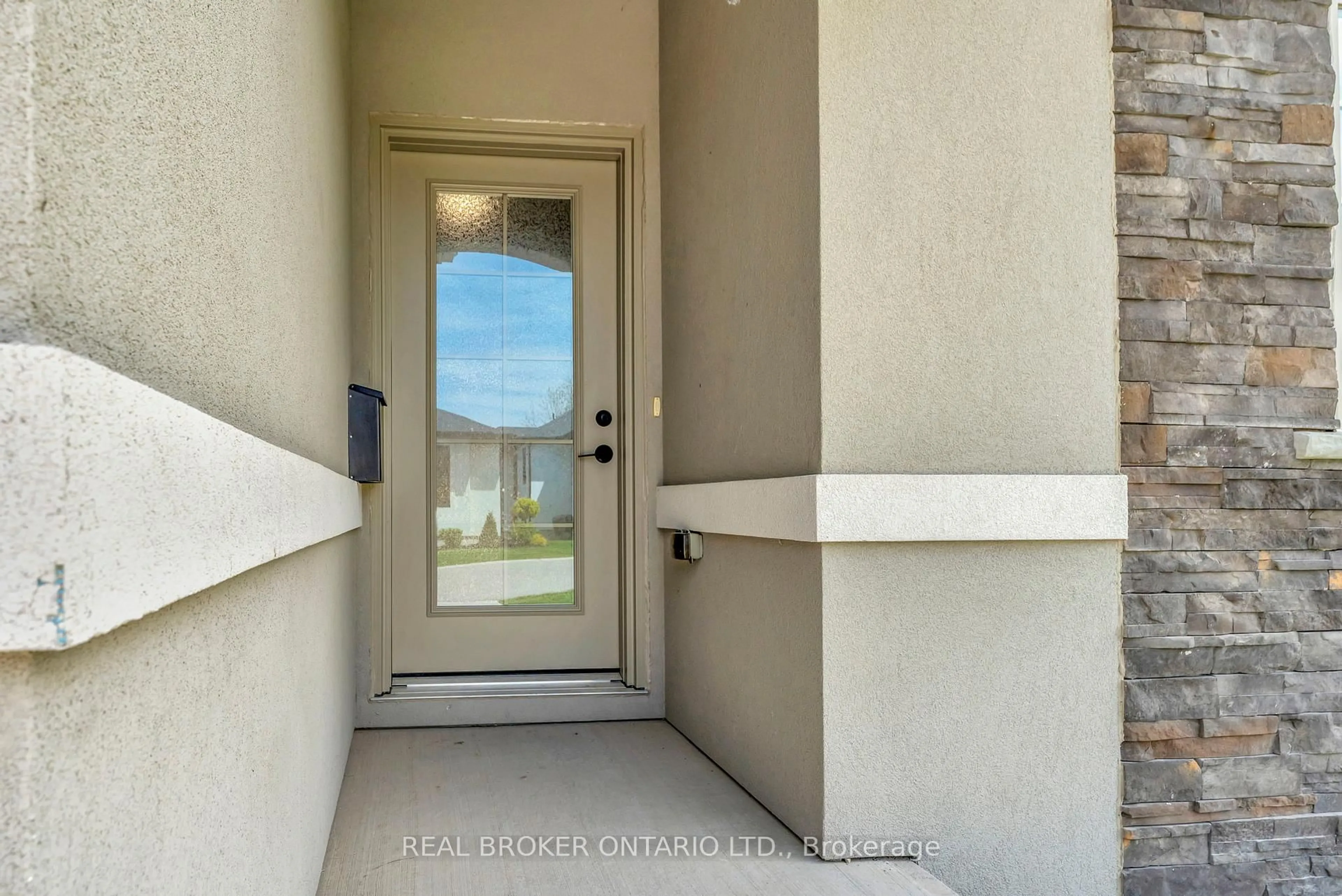 Indoor entryway for 5 John Pound Rd #5, Tillsonburg Ontario N4G 5X3