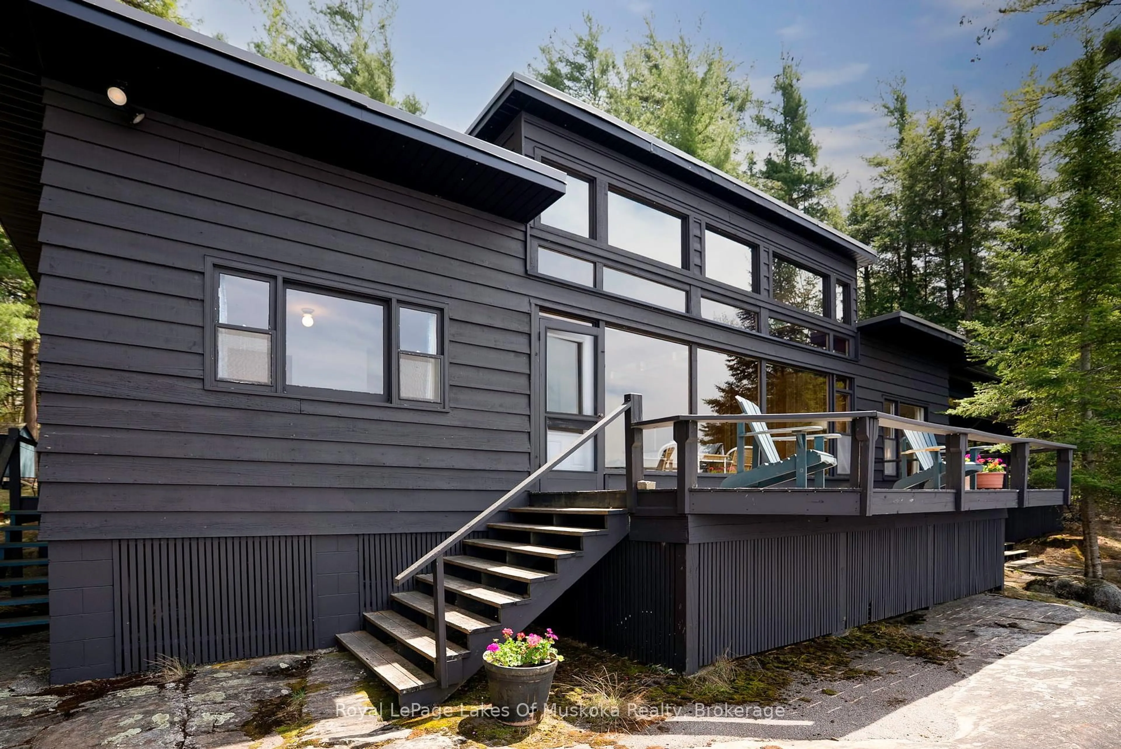 Home with vinyl exterior material, unknown for 2 R 8 North Bohemia Island N/A, Muskoka Lakes Ontario P0B 1P0