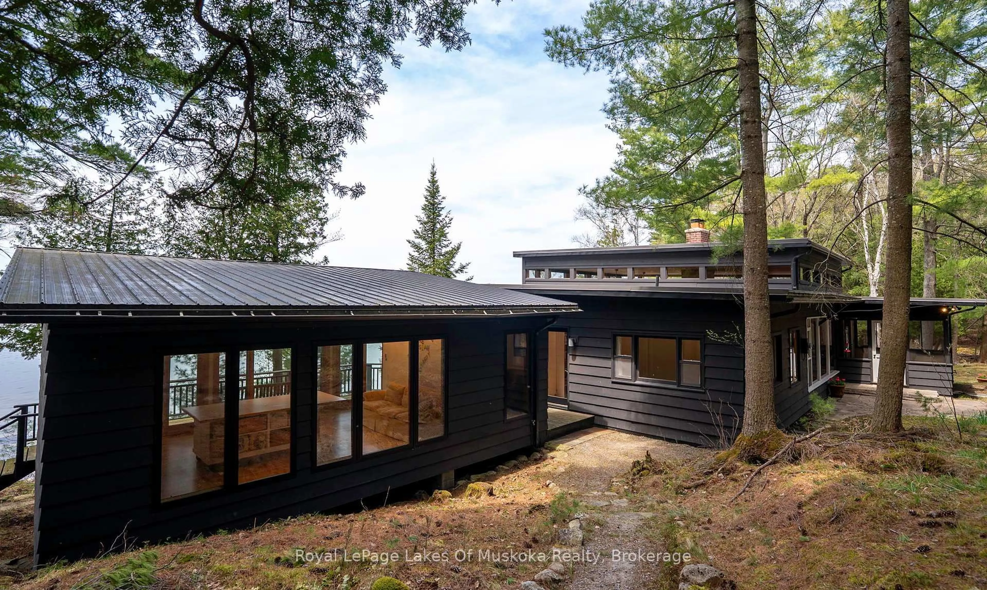 Home with vinyl exterior material, unknown for 2 R 8 North Bohemia Island N/A, Muskoka Lakes Ontario P0B 1P0