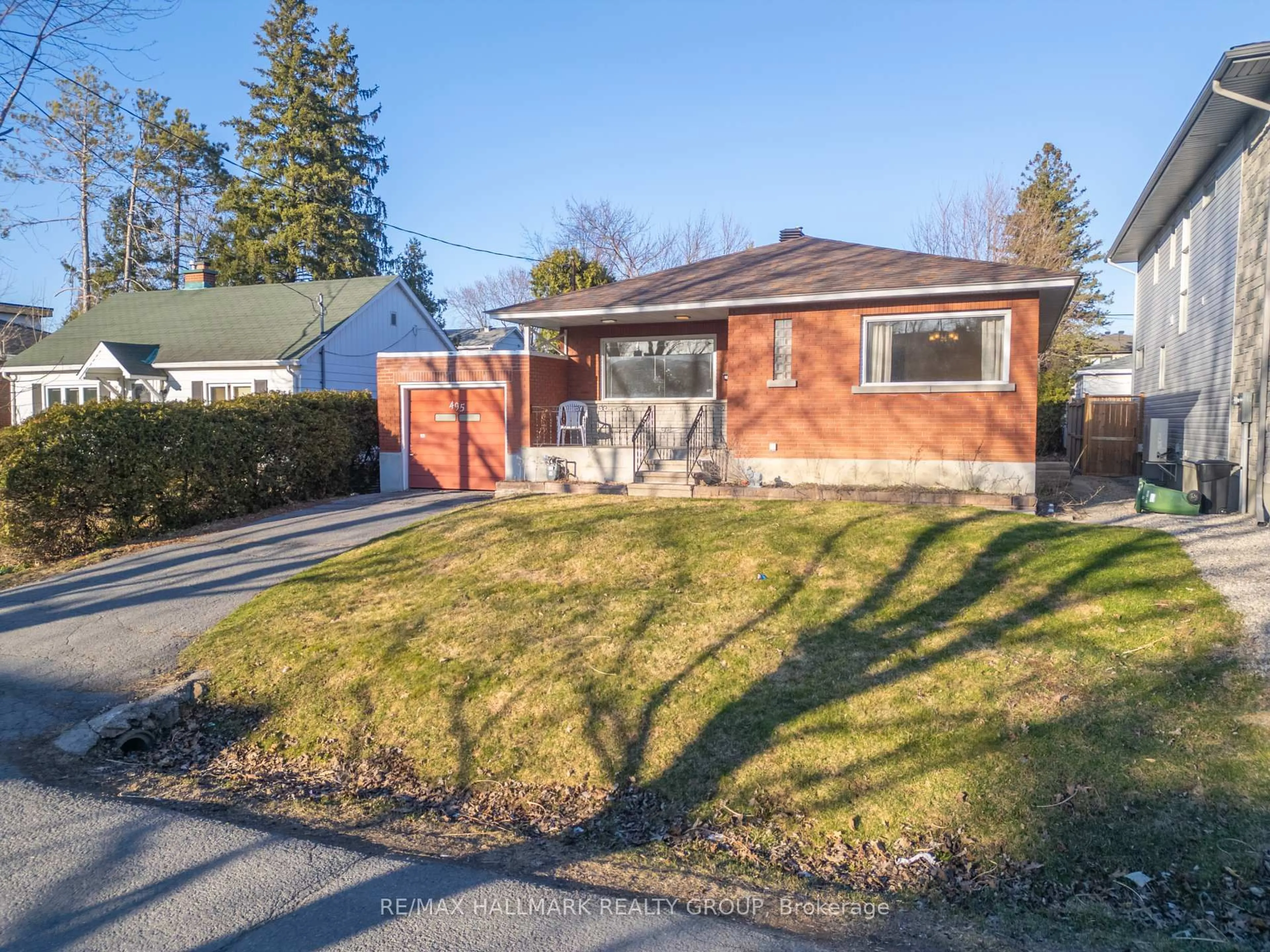 A pic from outside/outdoor area/front of a property/back of a property/a pic from drone, street for 495 WENTWORTH Ave, Ottawa Ontario K2B 5J9
