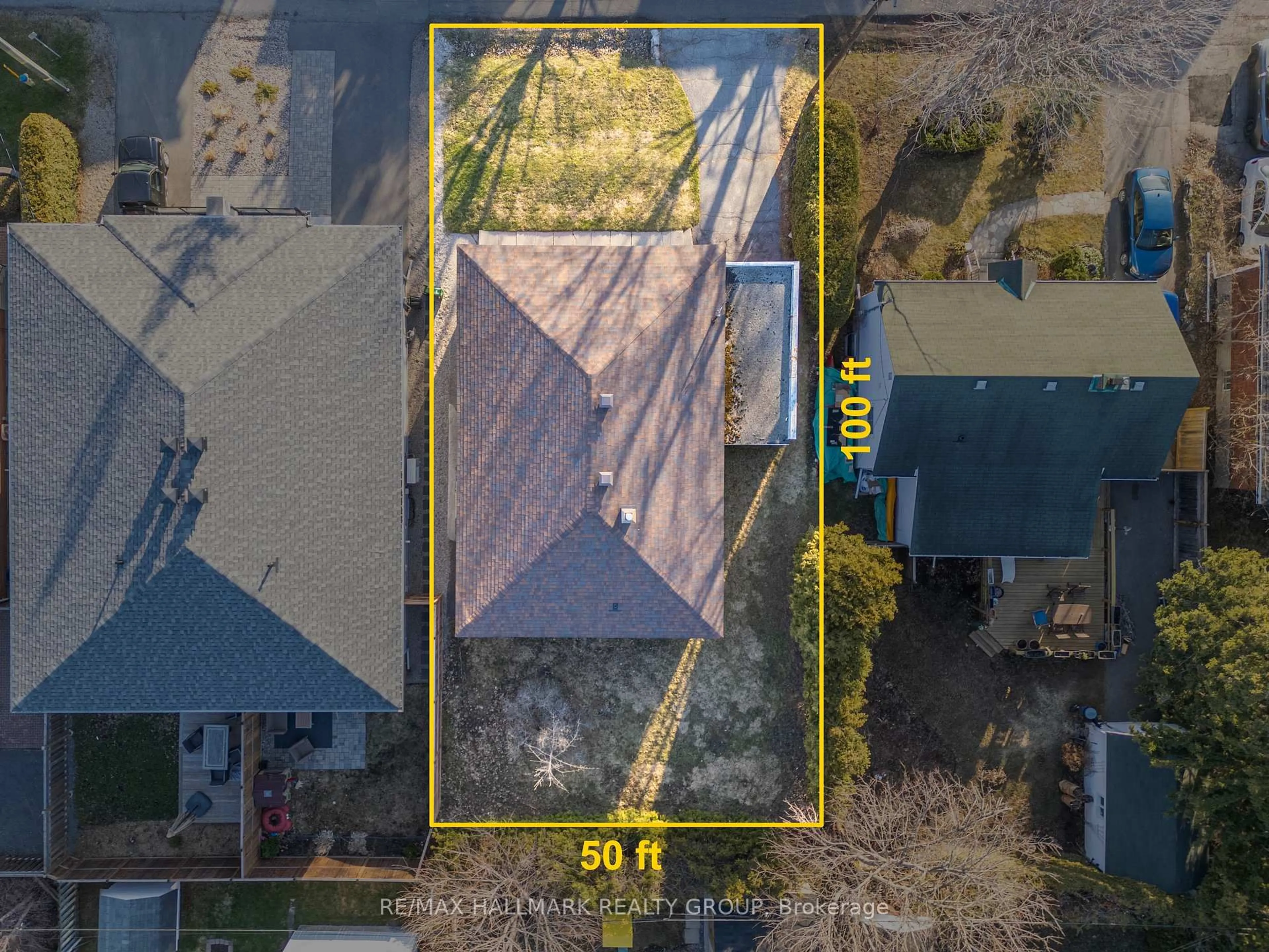A pic from outside/outdoor area/front of a property/back of a property/a pic from drone, street for 495 WENTWORTH Ave, Ottawa Ontario K2B 5J9