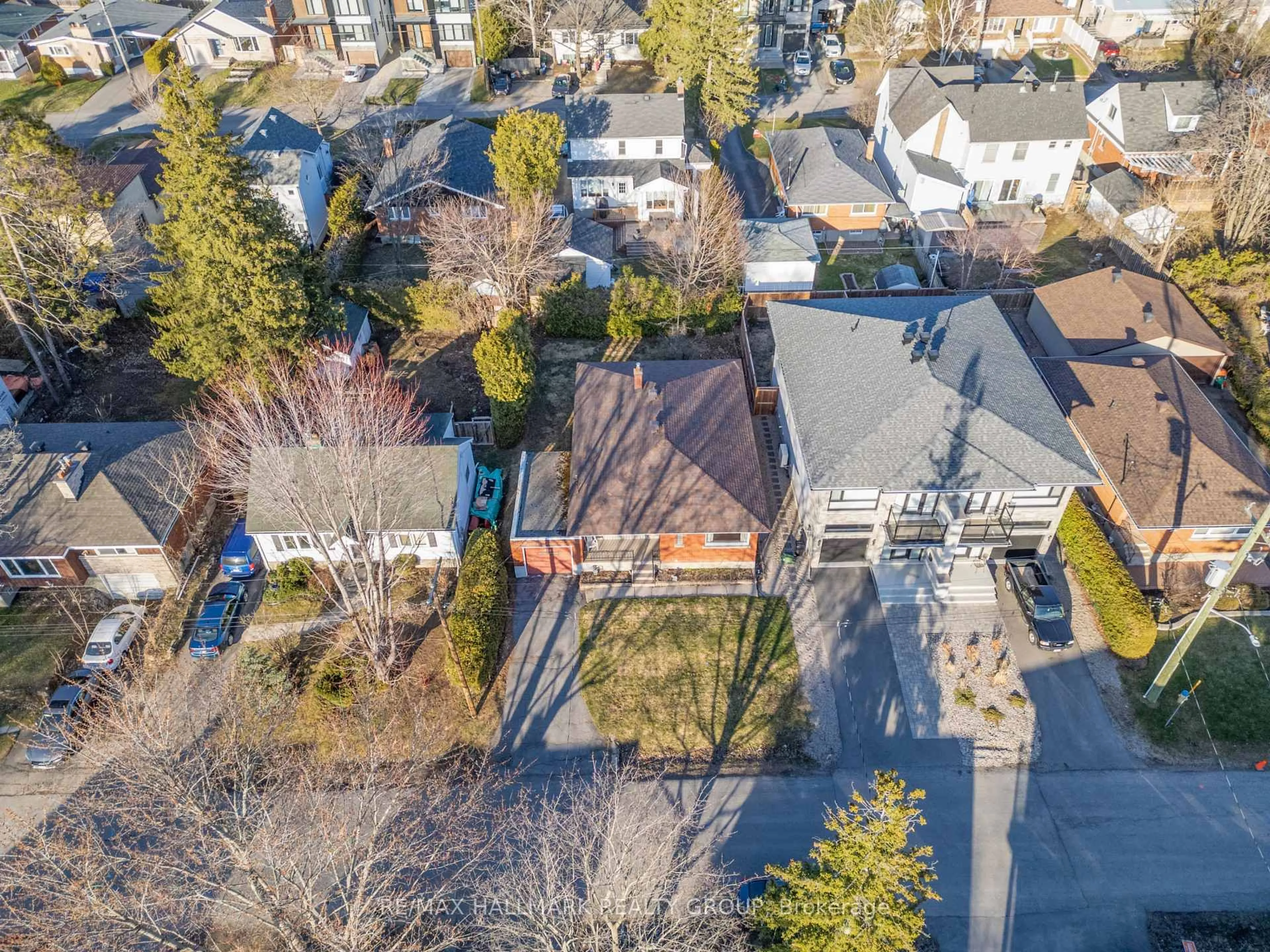 A pic from outside/outdoor area/front of a property/back of a property/a pic from drone, street for 495 WENTWORTH Ave, Ottawa Ontario K2B 5J9