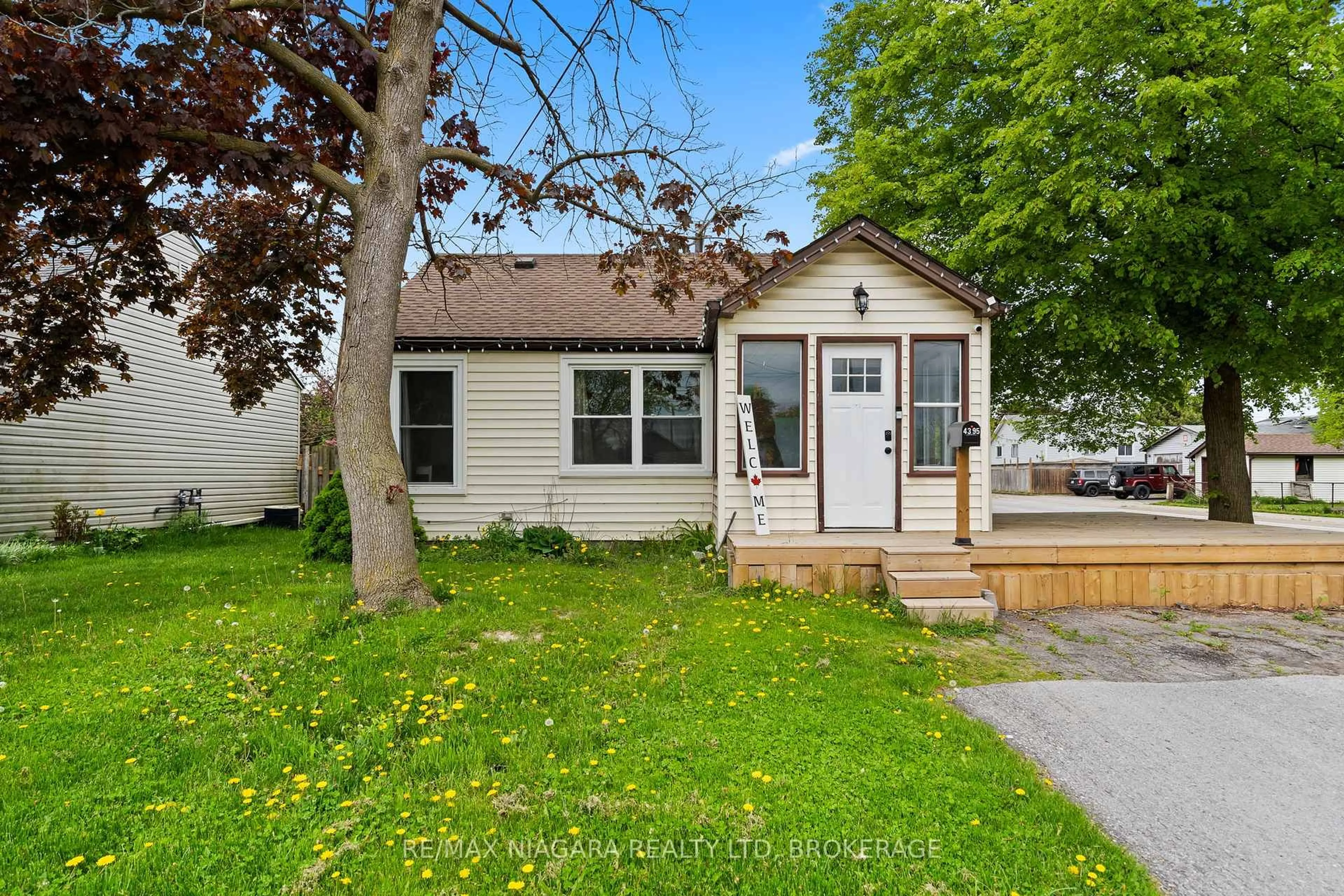 Home with vinyl exterior material, street for 4395 Fifth Ave, Niagara Falls Ontario L2E 4R3