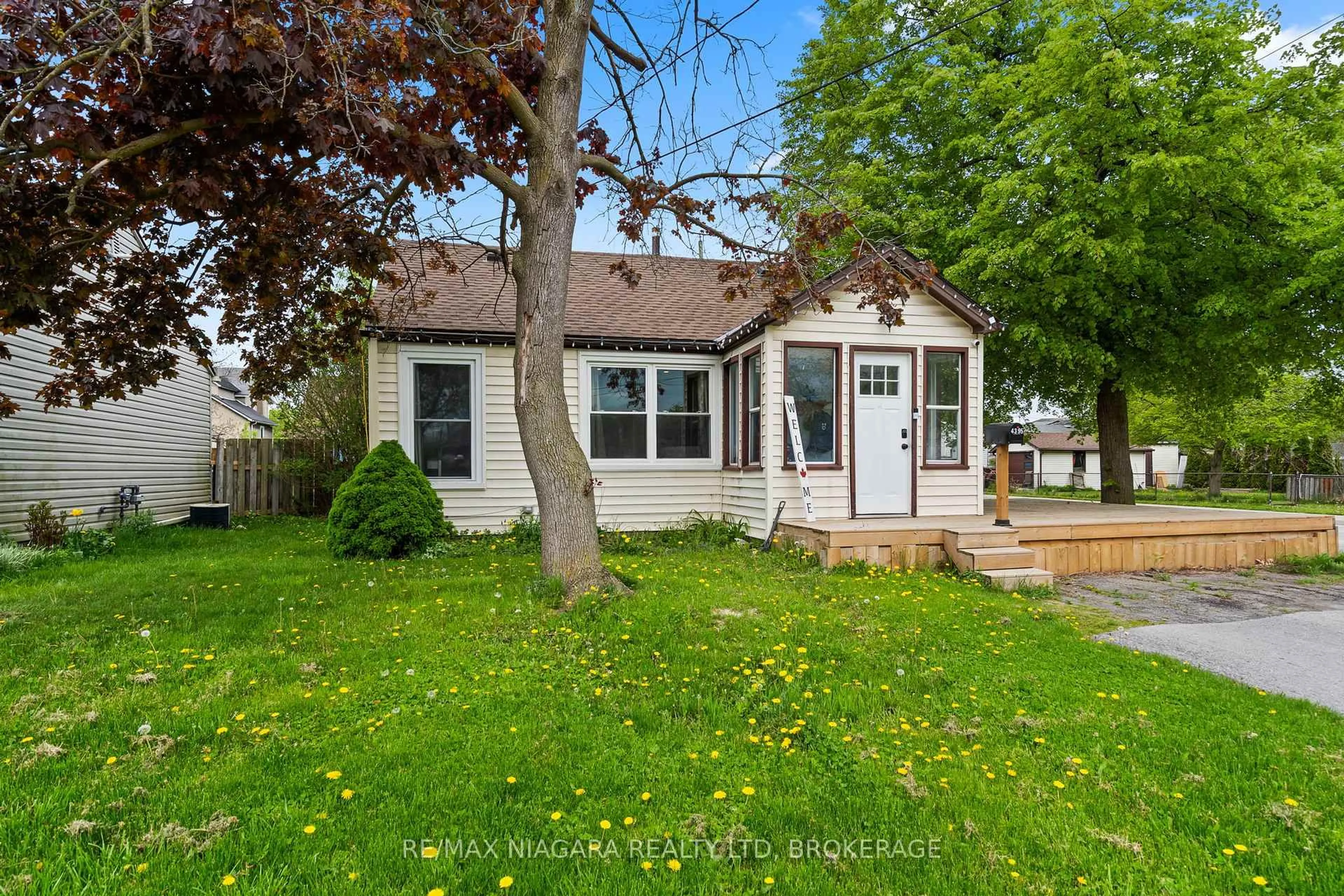 Home with vinyl exterior material, street for 4395 Fifth Ave, Niagara Falls Ontario L2E 4R3