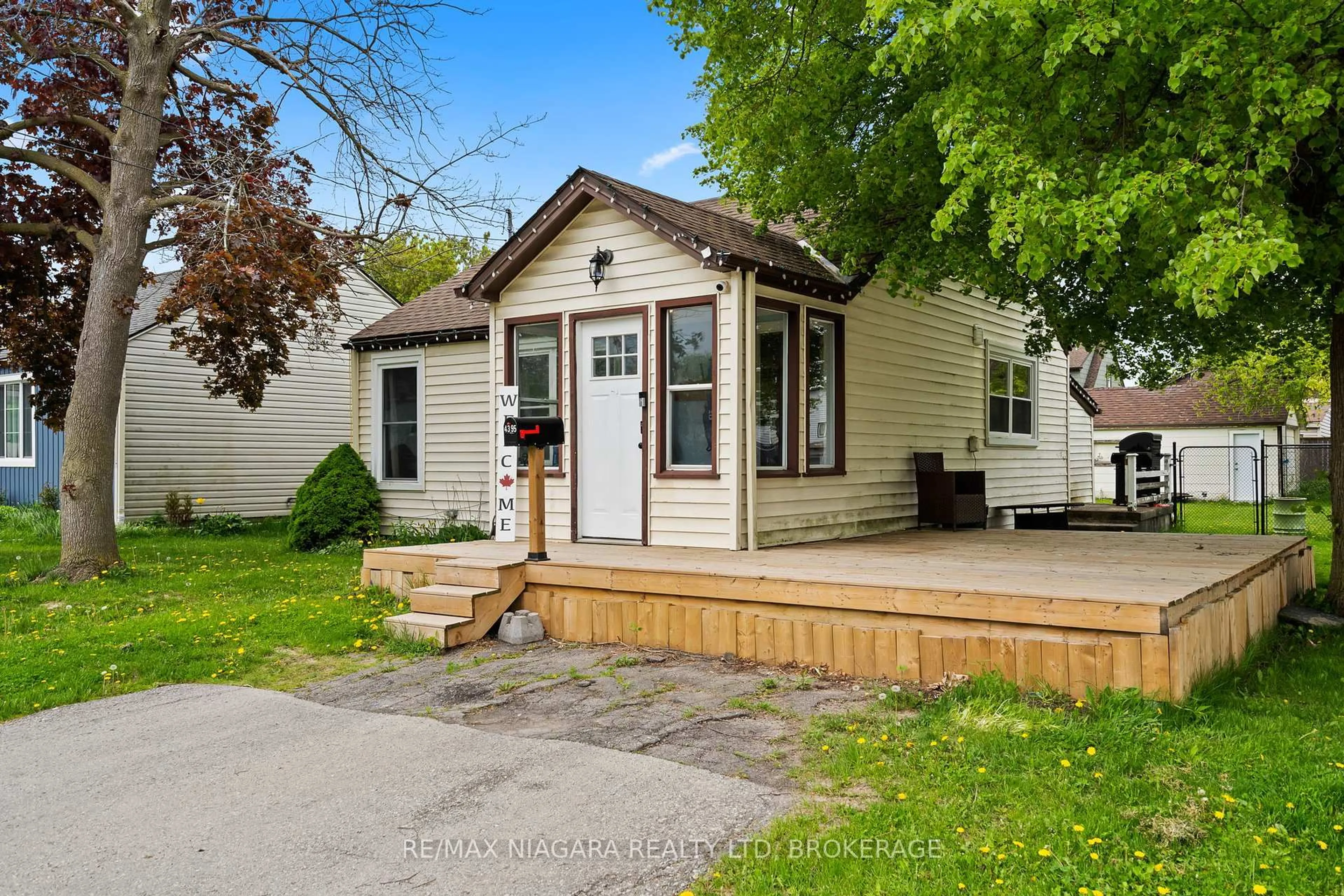 Home with vinyl exterior material, street for 4395 Fifth Ave, Niagara Falls Ontario L2E 4R3