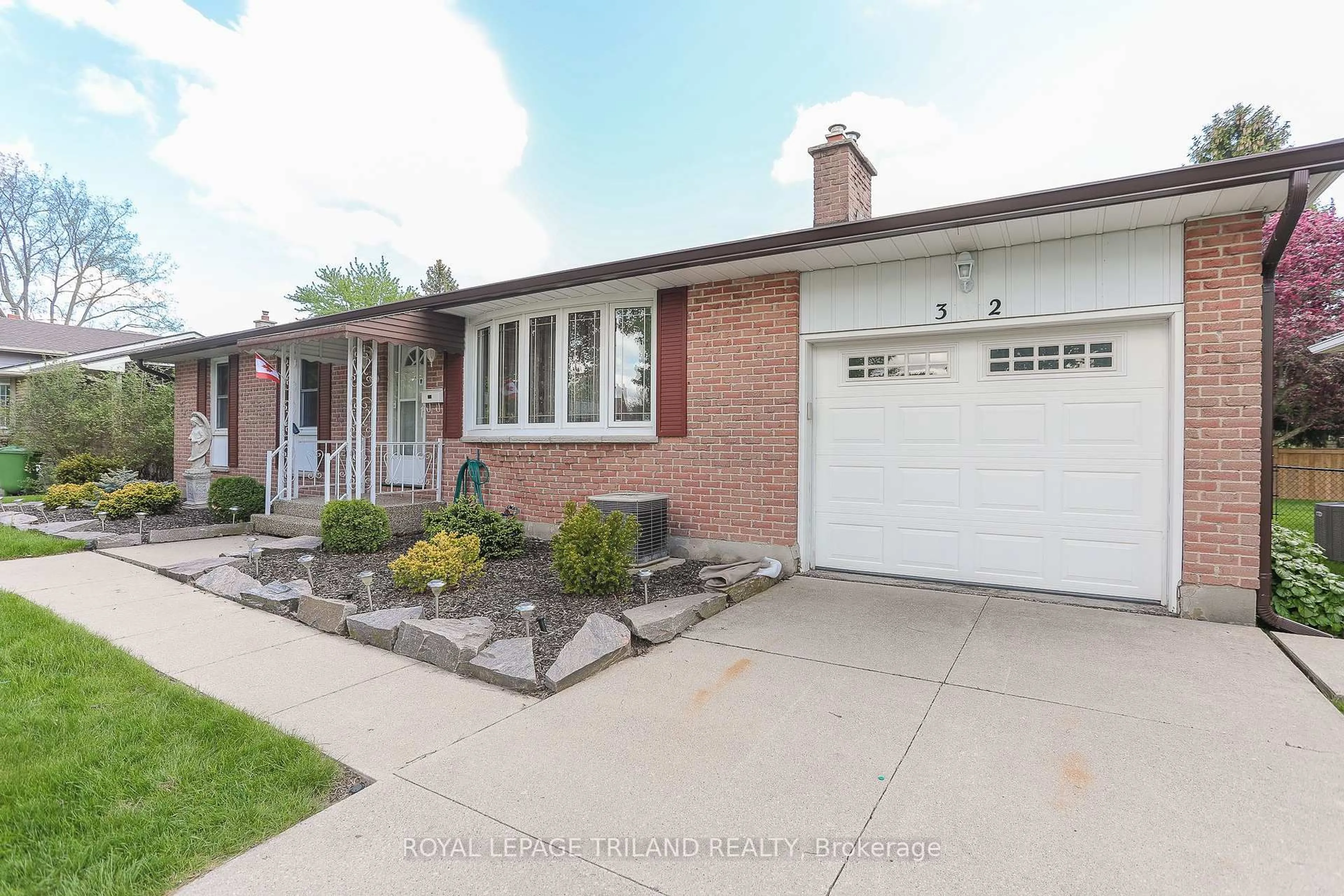 Home with brick exterior material, street for 32 Applewood Cres, St. Thomas Ontario N5R 1H2