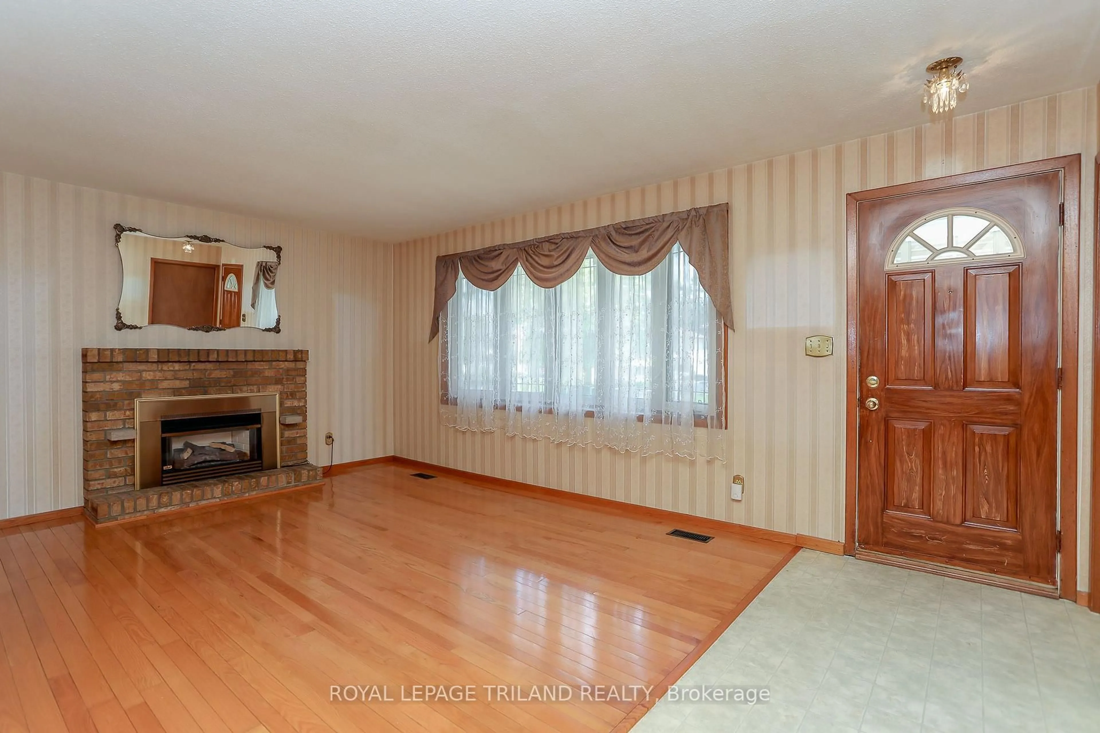 Living room with furniture, unknown for 32 Applewood Cres, St. Thomas Ontario N5R 1H2