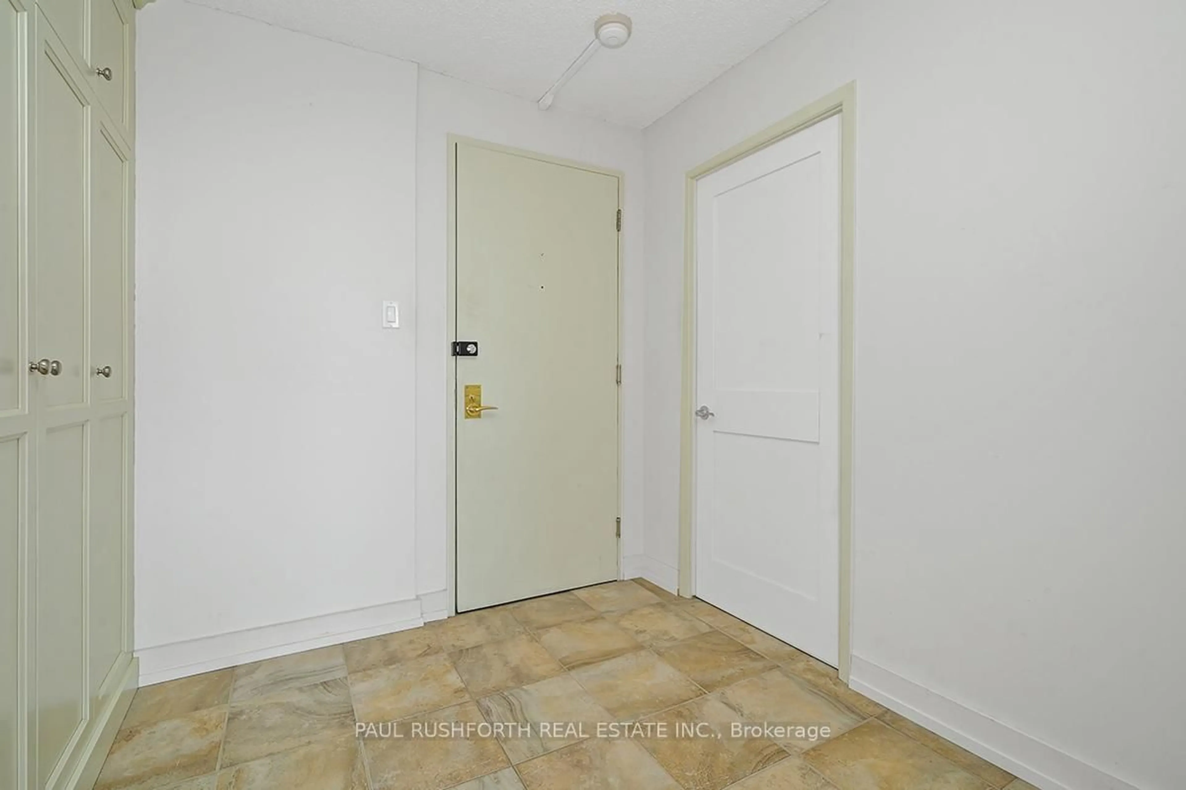 Indoor entryway for 505 St Laurent Blvd #2102, Ottawa Ontario K1K 3X4