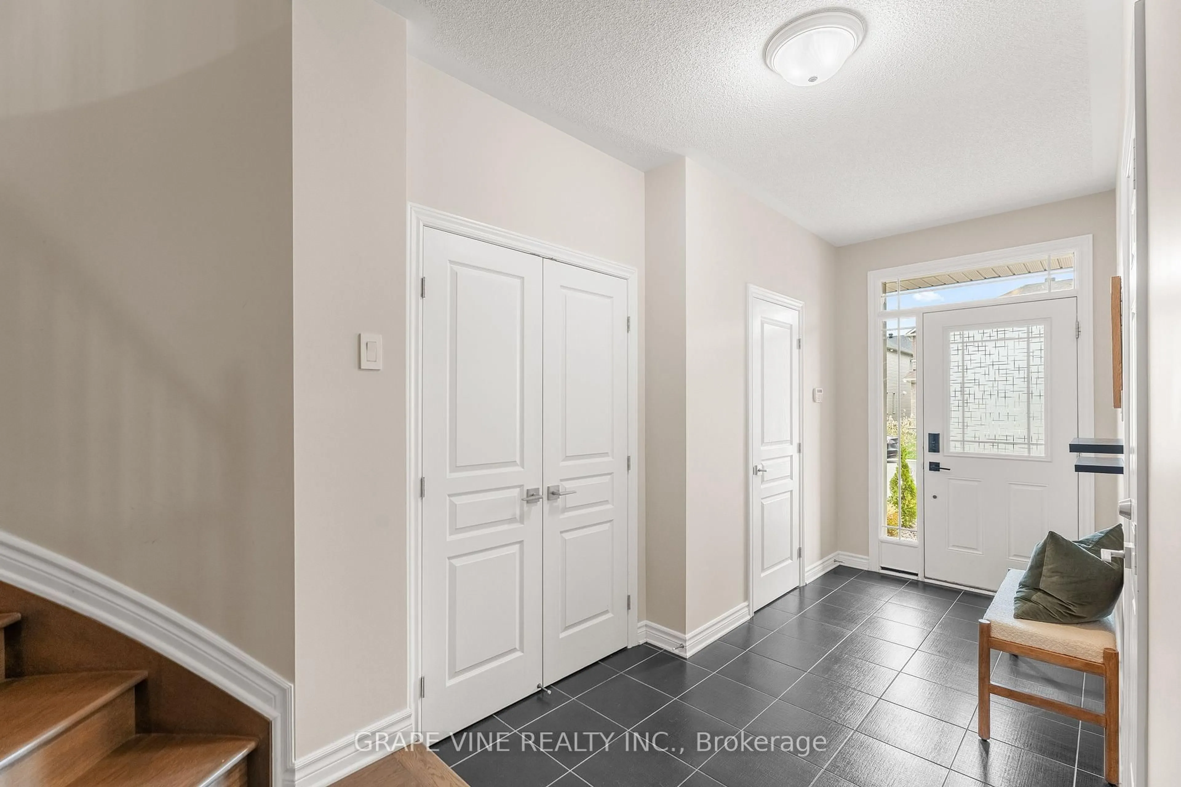 Indoor entryway for 568 Voie Du Pin Rouge Way, Ottawa Ontario K1W 0C4