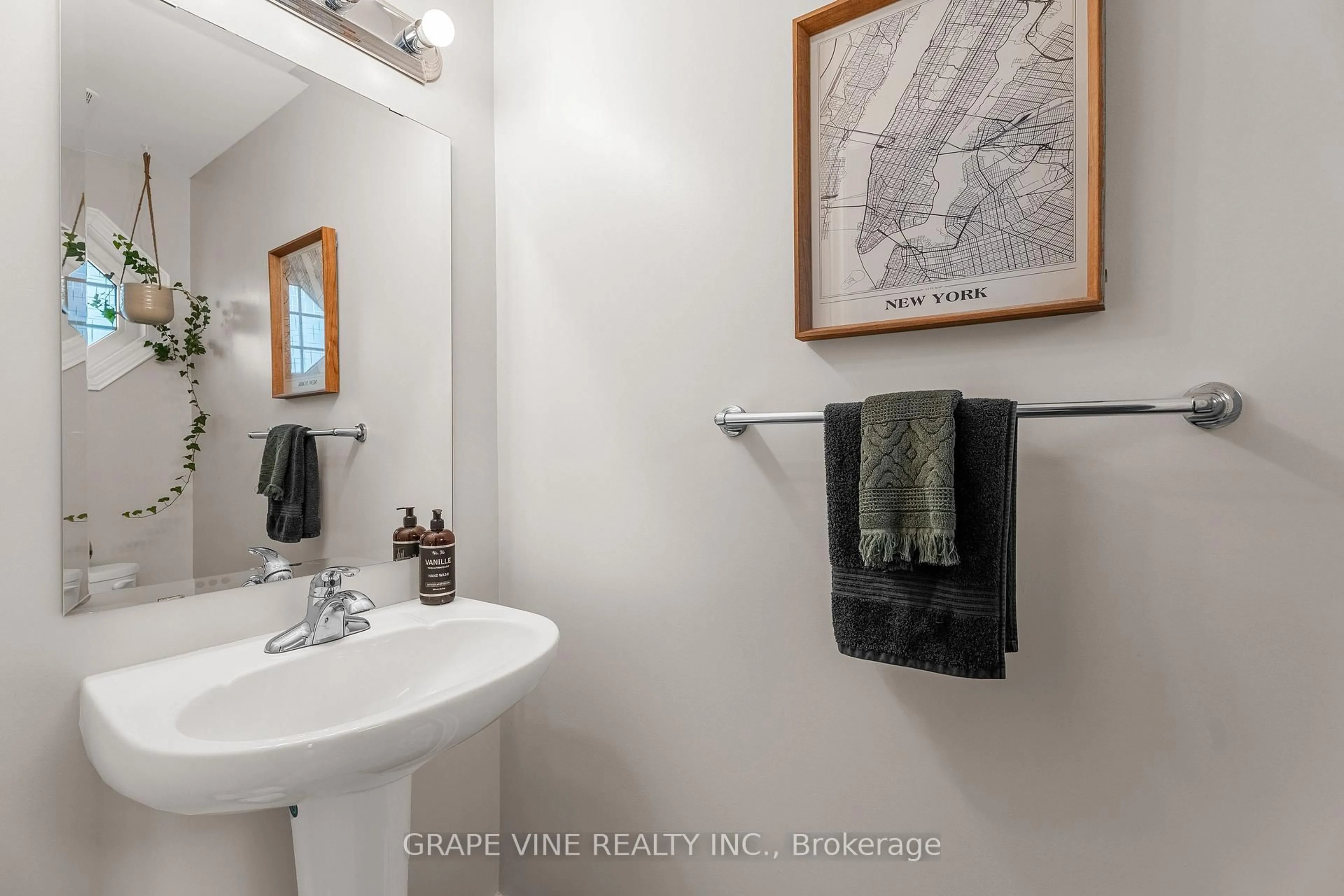 Standard bathroom, ceramic/tile floor for 568 Voie Du Pin Rouge Way, Ottawa Ontario K1W 0C4