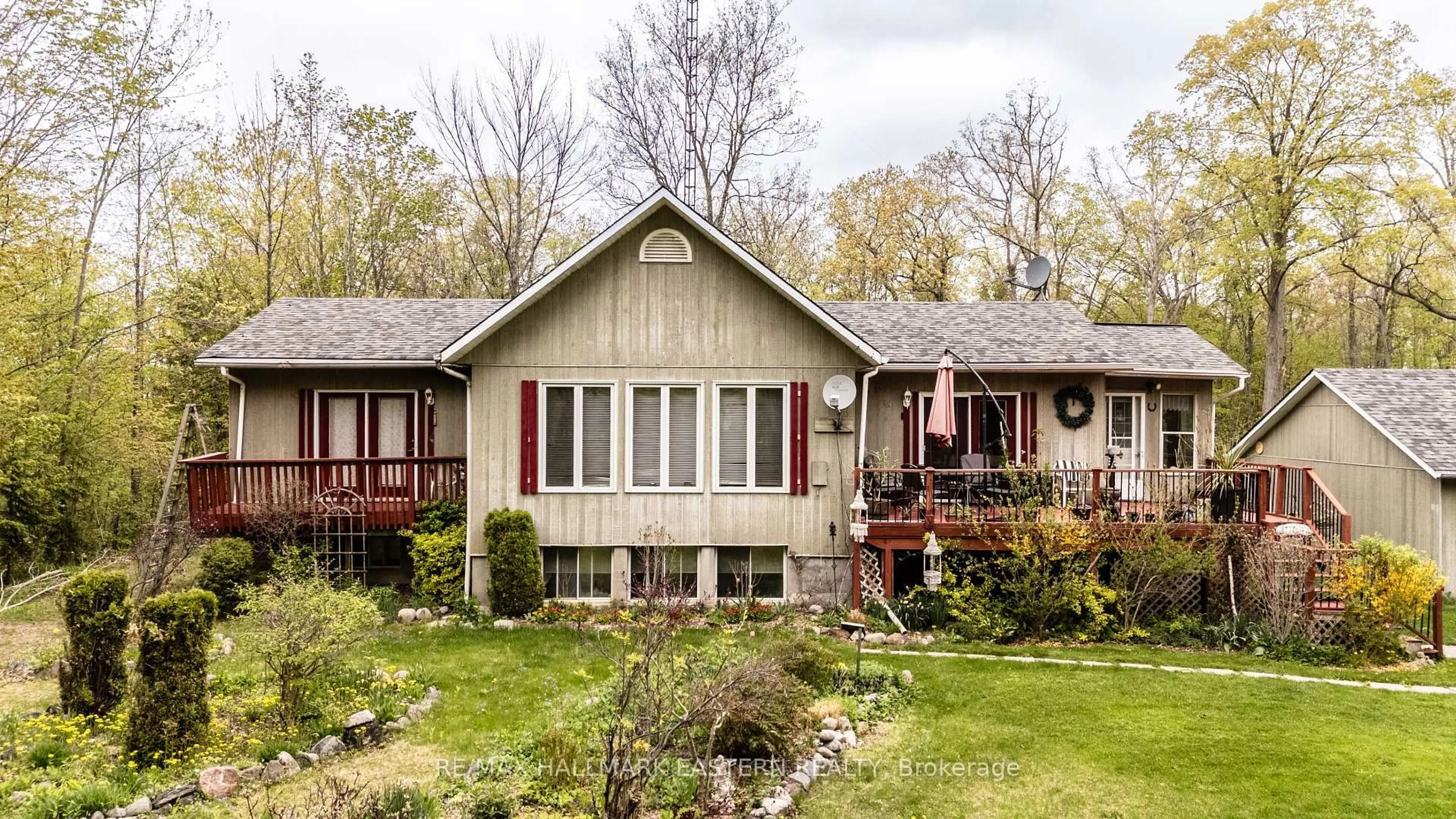 Home with vinyl exterior material, unknown for 28 Woodlawn Dr, Trent Hills Ontario K0L 1Y0