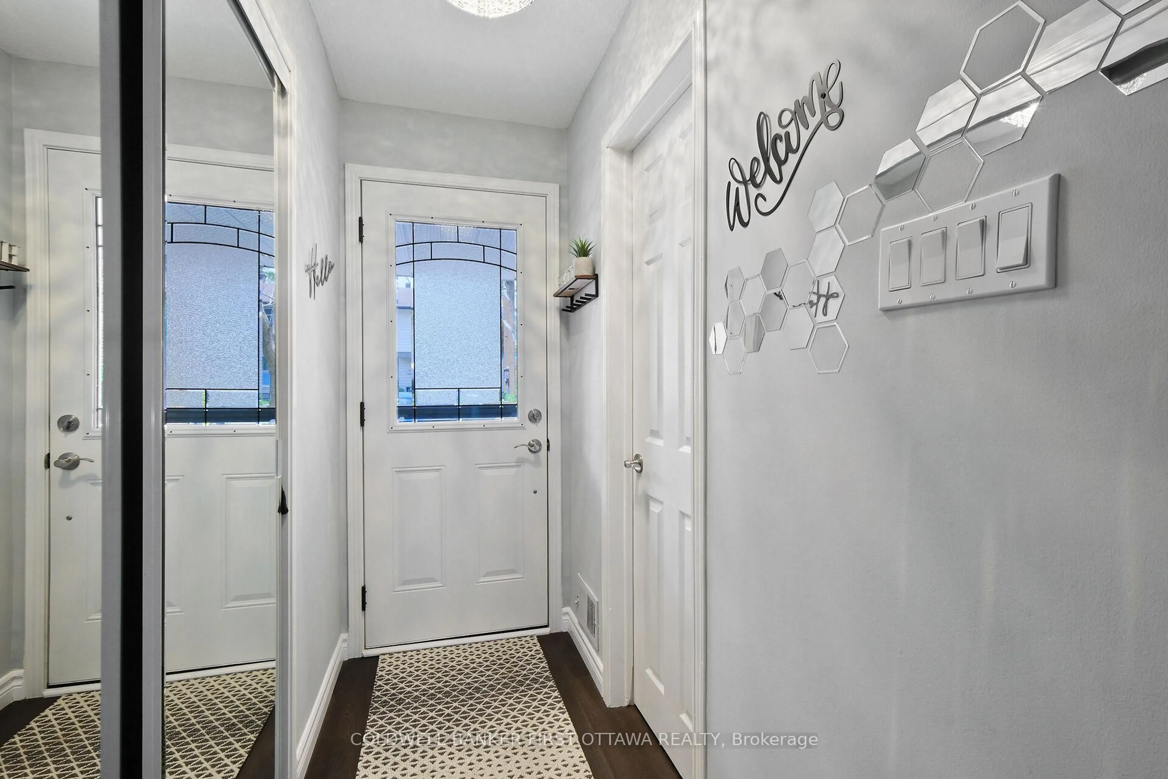 Indoor entryway for 12 Carmichael Crt, Kanata Ontario K2K 1K2