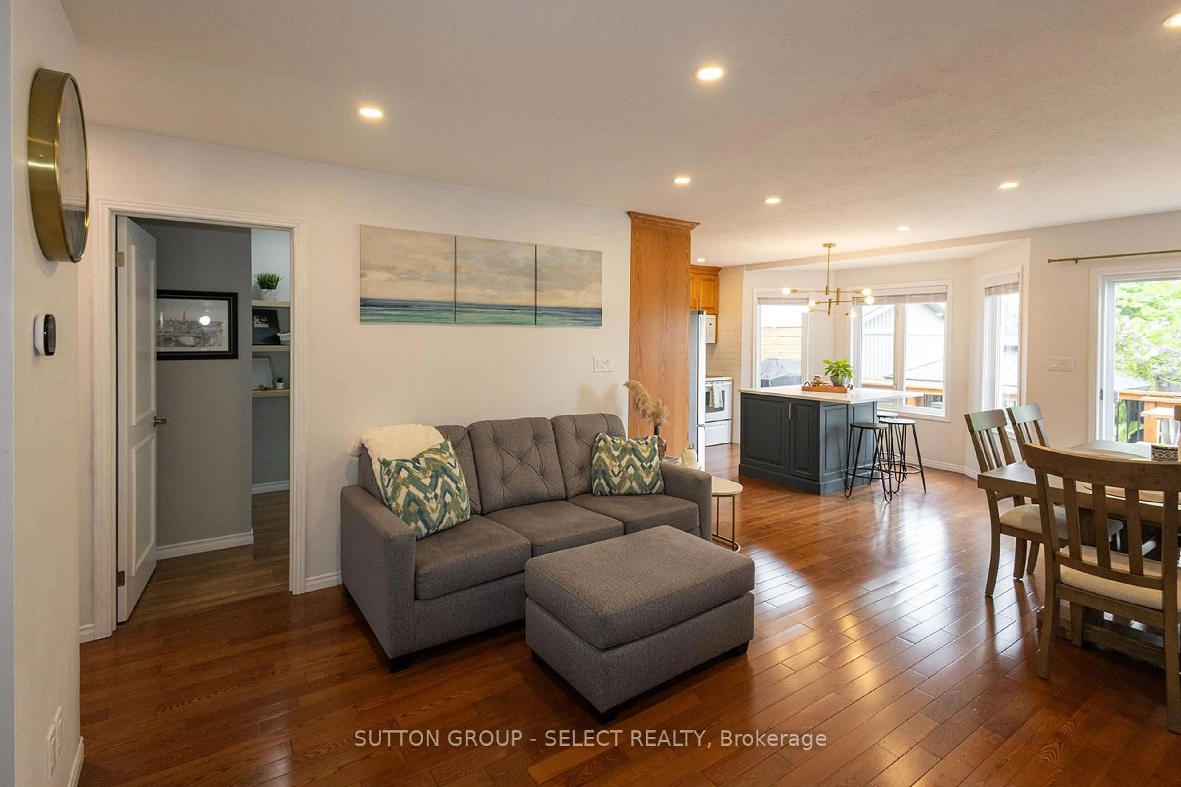 Living room with furniture, wood/laminate floor for 64 University Ave, Chatham-Kent Ontario N8A 3Z6