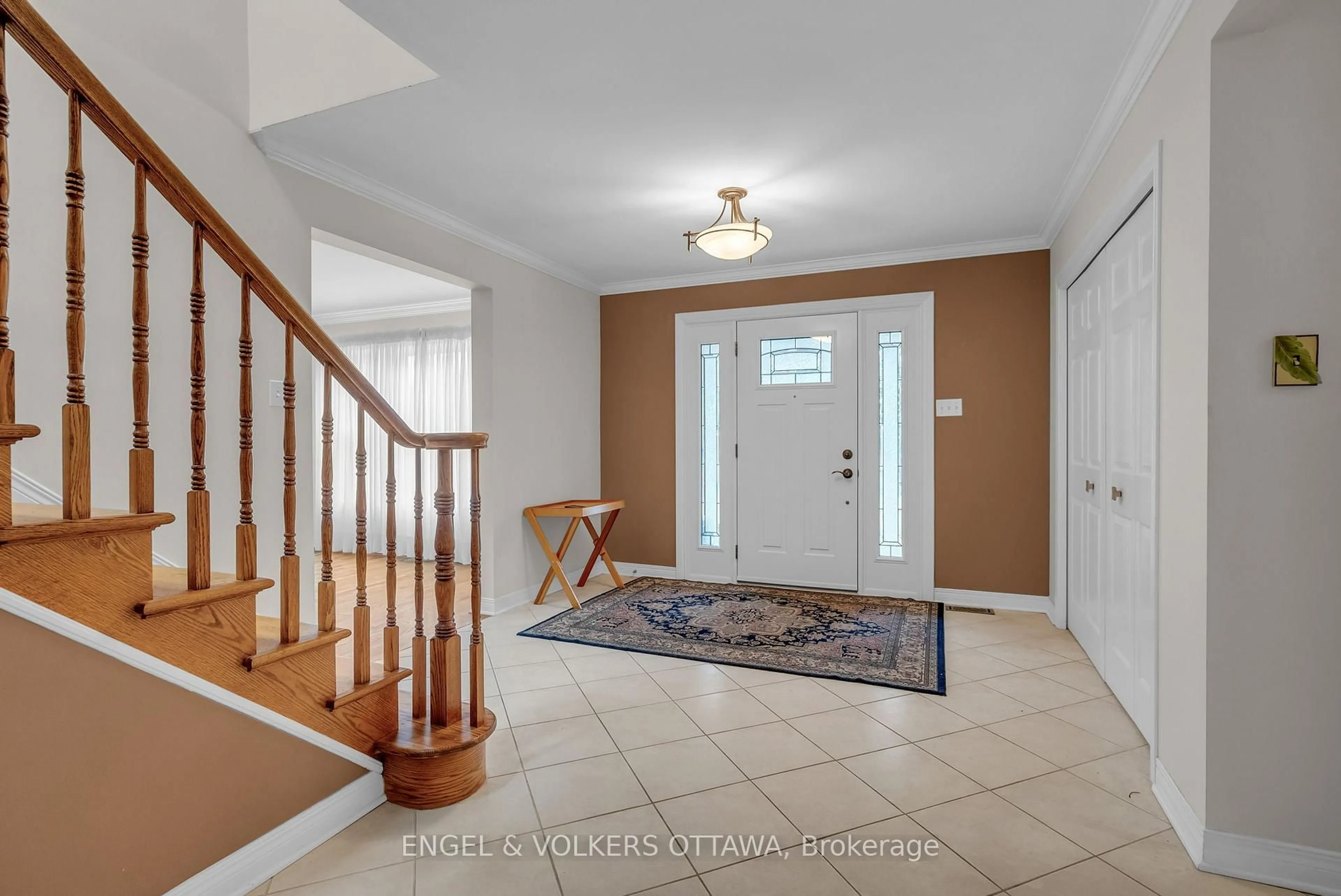 Indoor entryway for 343 Billings Ave, Ottawa Ontario K1H 5L2