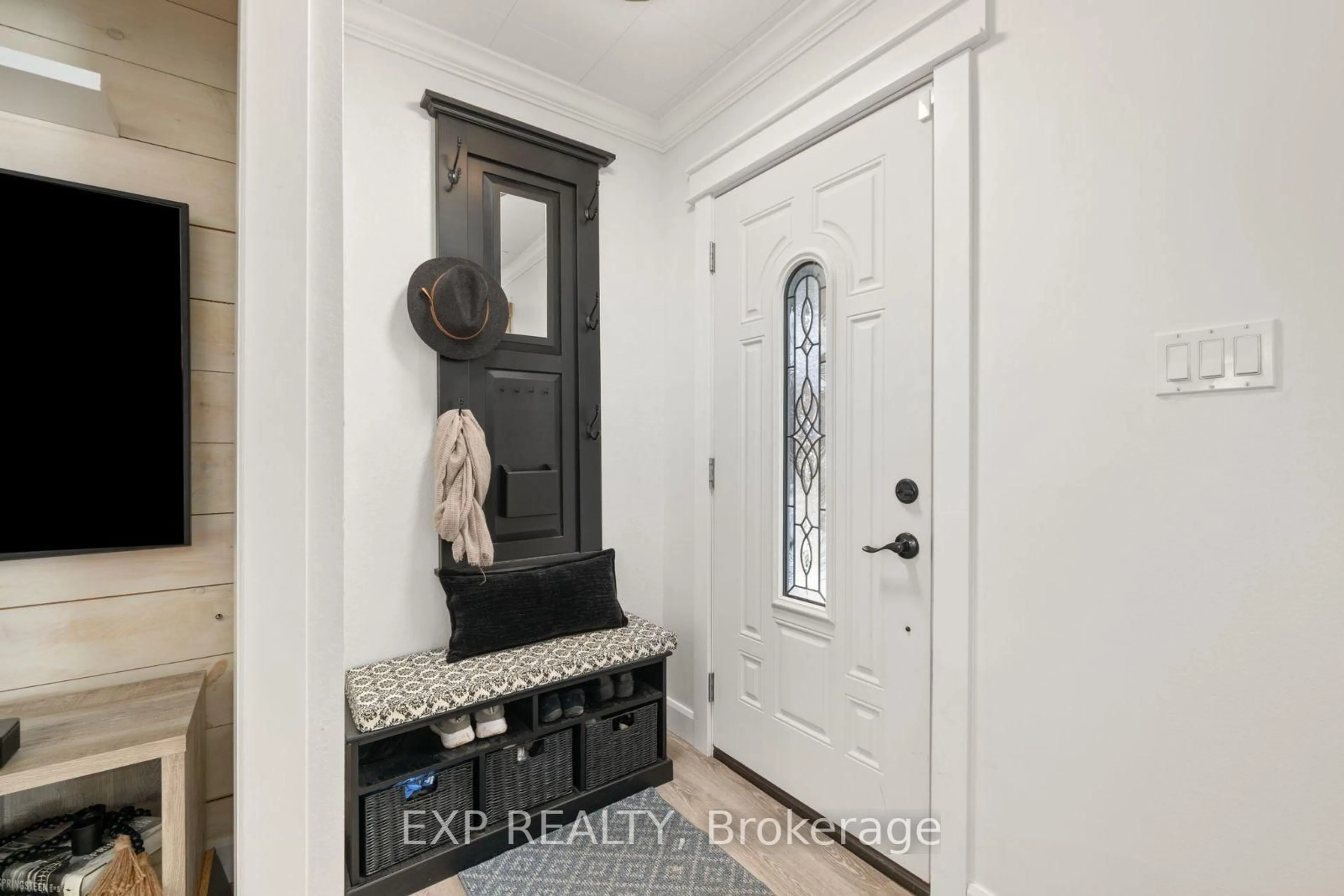 Indoor entryway for 1121 HARMONY Rd, Corbyville Ontario K0K 1V0